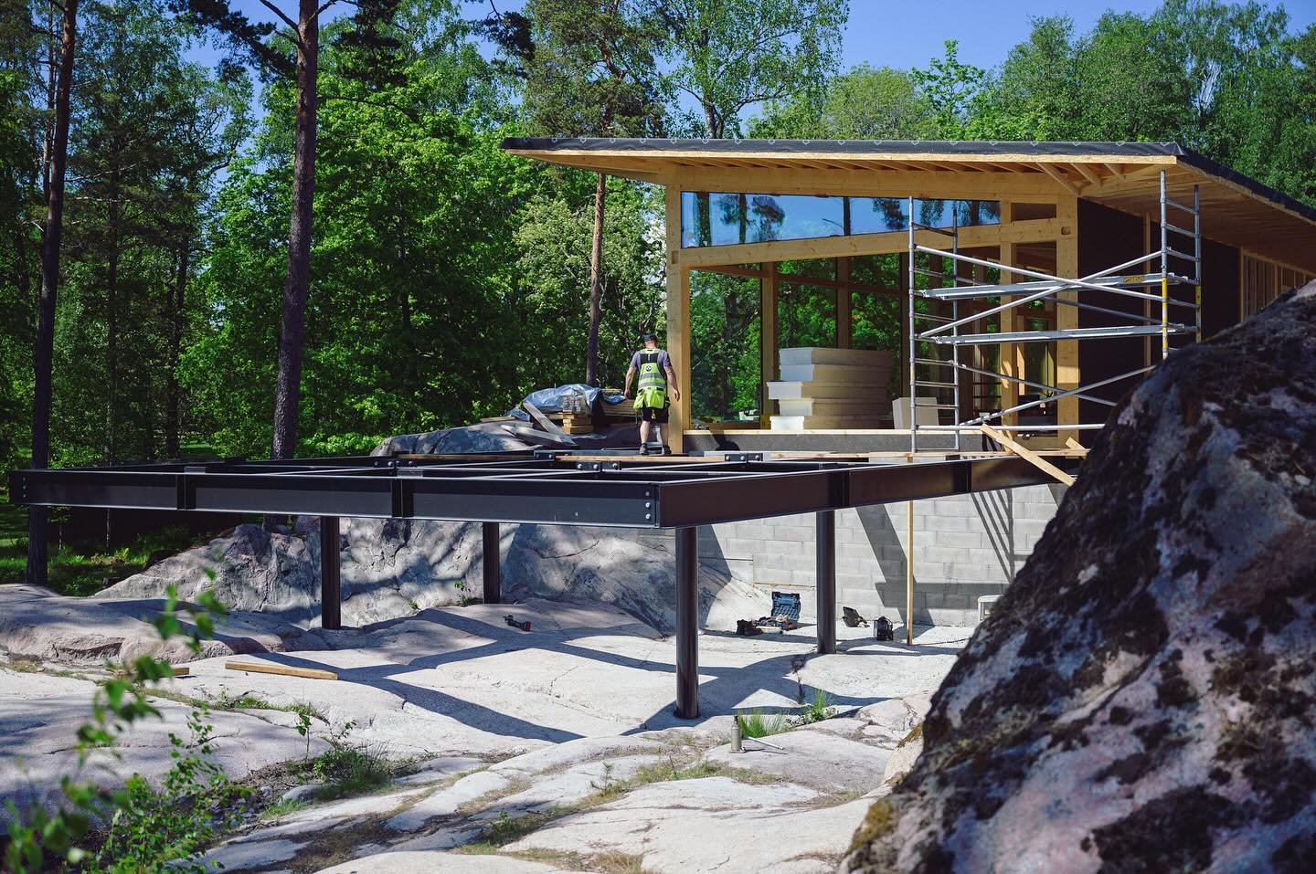 H&auml;r bygger vi en stor och st&aring;tlig terrass med stadig konstruktion. Stommen &auml;r uppbyggd med metallpelare som g&ouml;r det m&ouml;jligt att skapa ett l&aring;ngt &ouml;verh&auml;ng utan att ge avkall p&aring; stabiliteten. ☕🏡 Ett perfe