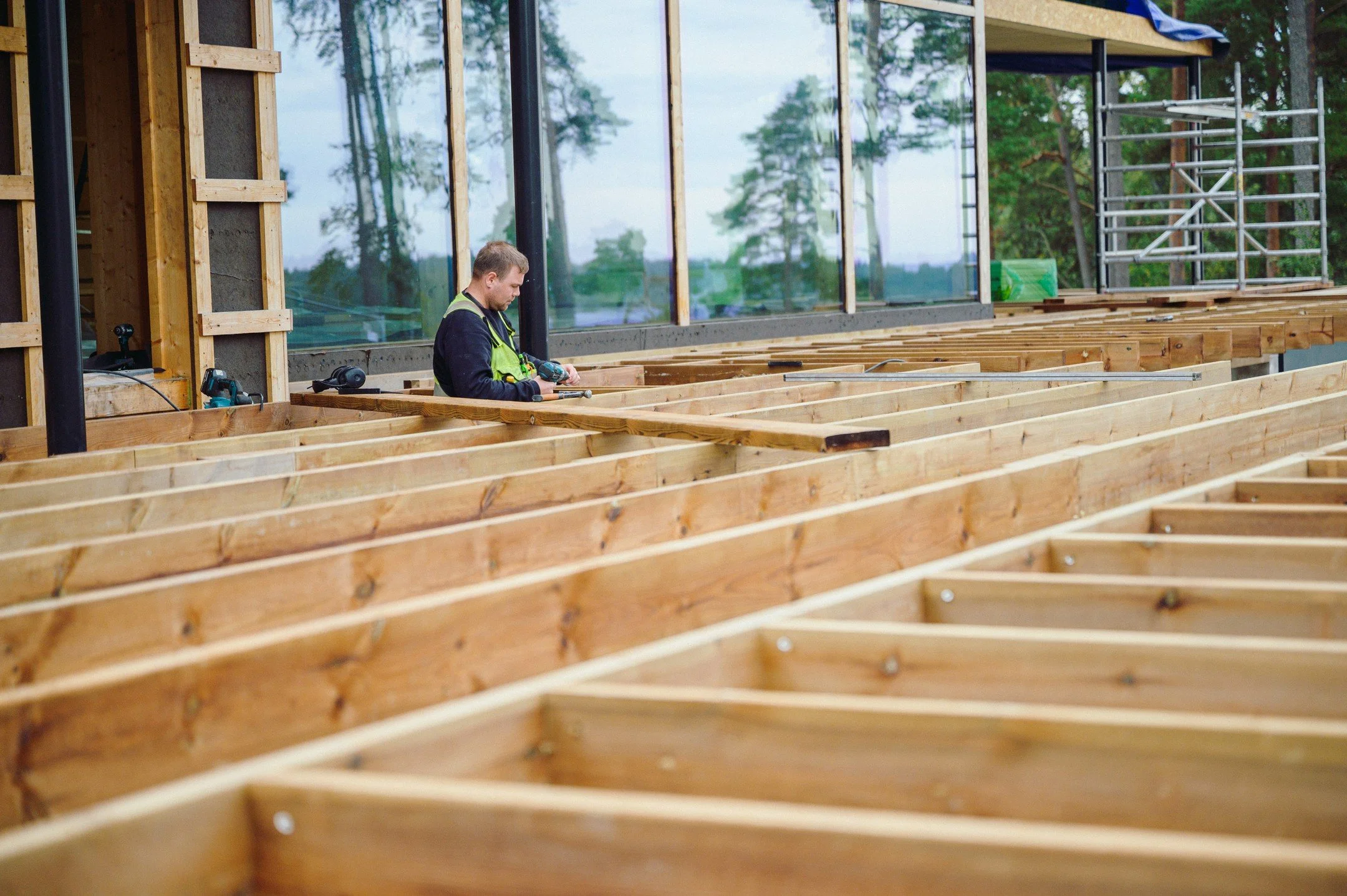 Arbetet med de tv&aring; villorna p&aring; Str&ouml;ms&ouml; forts&auml;tter i full fart! Med h&ouml;sten runt h&ouml;rnet har vi nu s&auml;krat byggnaderna mot v&auml;dret. Stommarna f&ouml;r terrasserna b&ouml;rjar ta form, och inv&auml;ndigt &auml