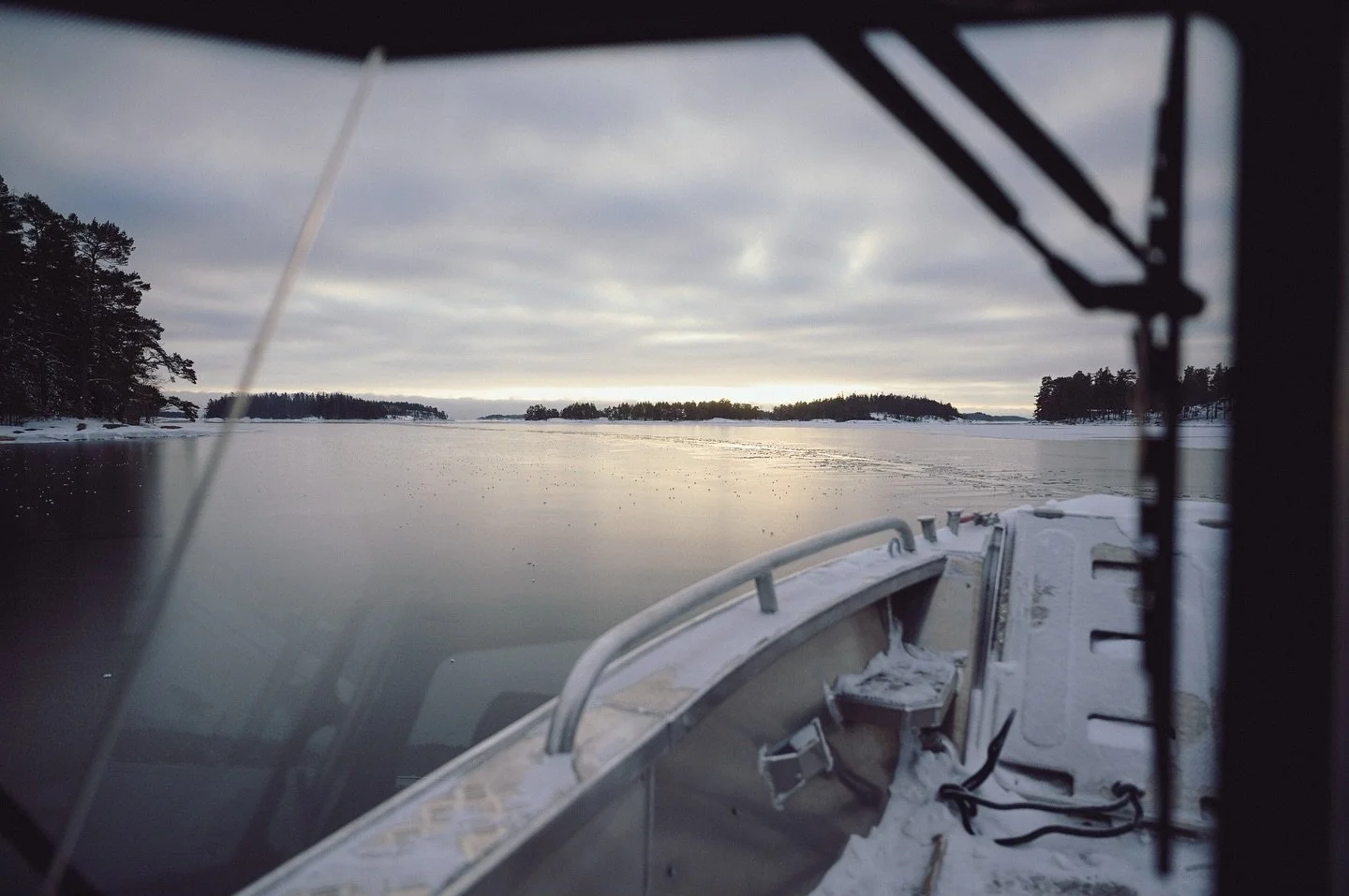 Vi p&aring; Raseborgs Bygg vill &ouml;nska er en fridfull jul! 🎄 Det &auml;r nu dags att koppla av och njuta av tid med n&auml;ra och k&auml;ra. Vi laddar upp f&ouml;r ett sp&auml;nnande nytt &aring;r och &auml;r redo att ta itu med nya projekt i ja