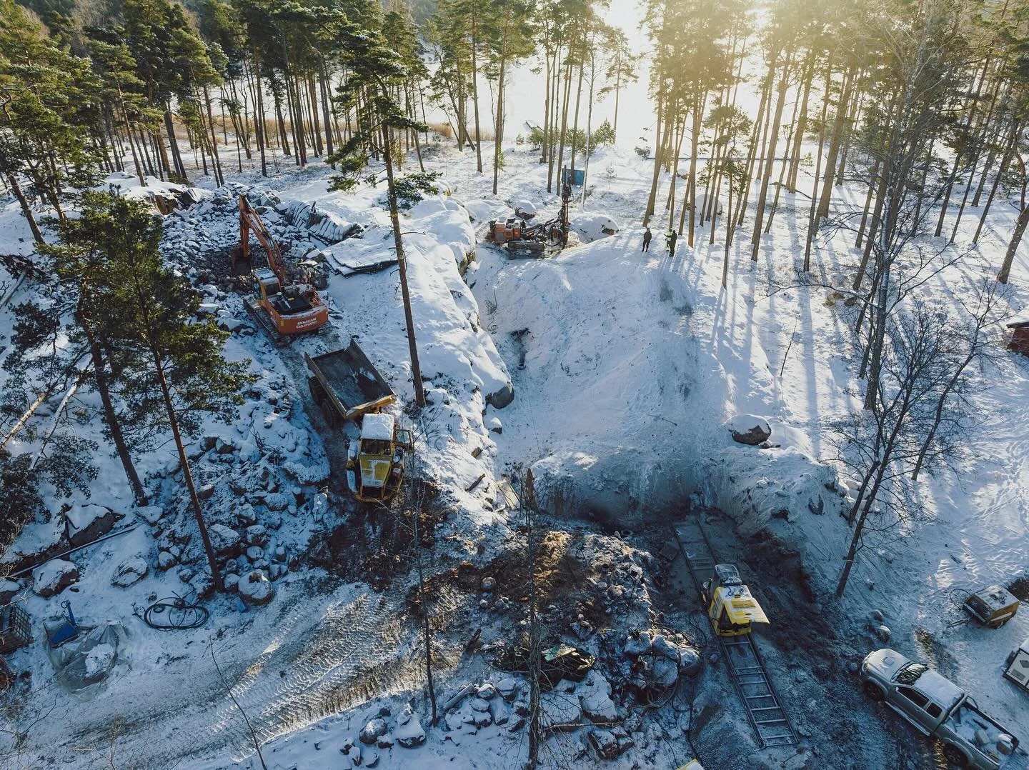 Str&ouml;ms&ouml;-projektet framskrider🏡

H&auml;r kommer det senare att byggas en terrass i anslutning till stugan. Just det h&auml;r omr&aring;det kommer att vara synligt under terrassen, d&auml;rf&ouml;r anv&auml;nder vi oss av bergss&aring;gning