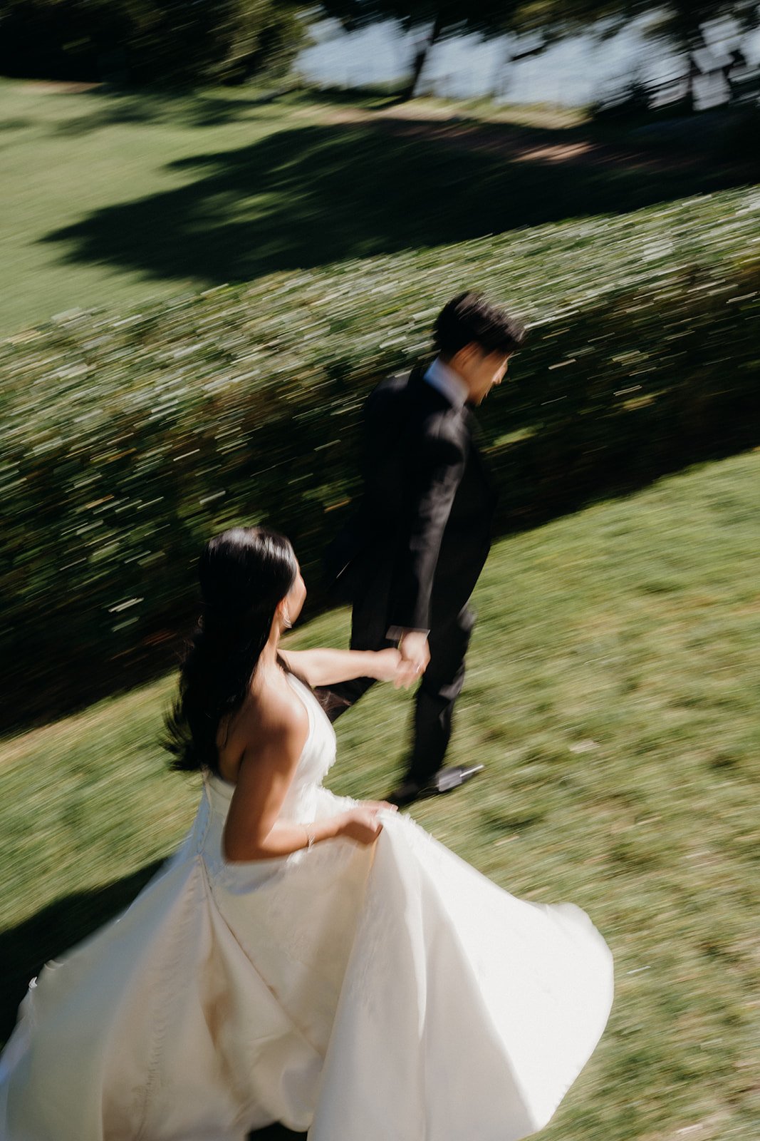 What Are the Main Differences Between Candid and Traditional Wedding Photography?