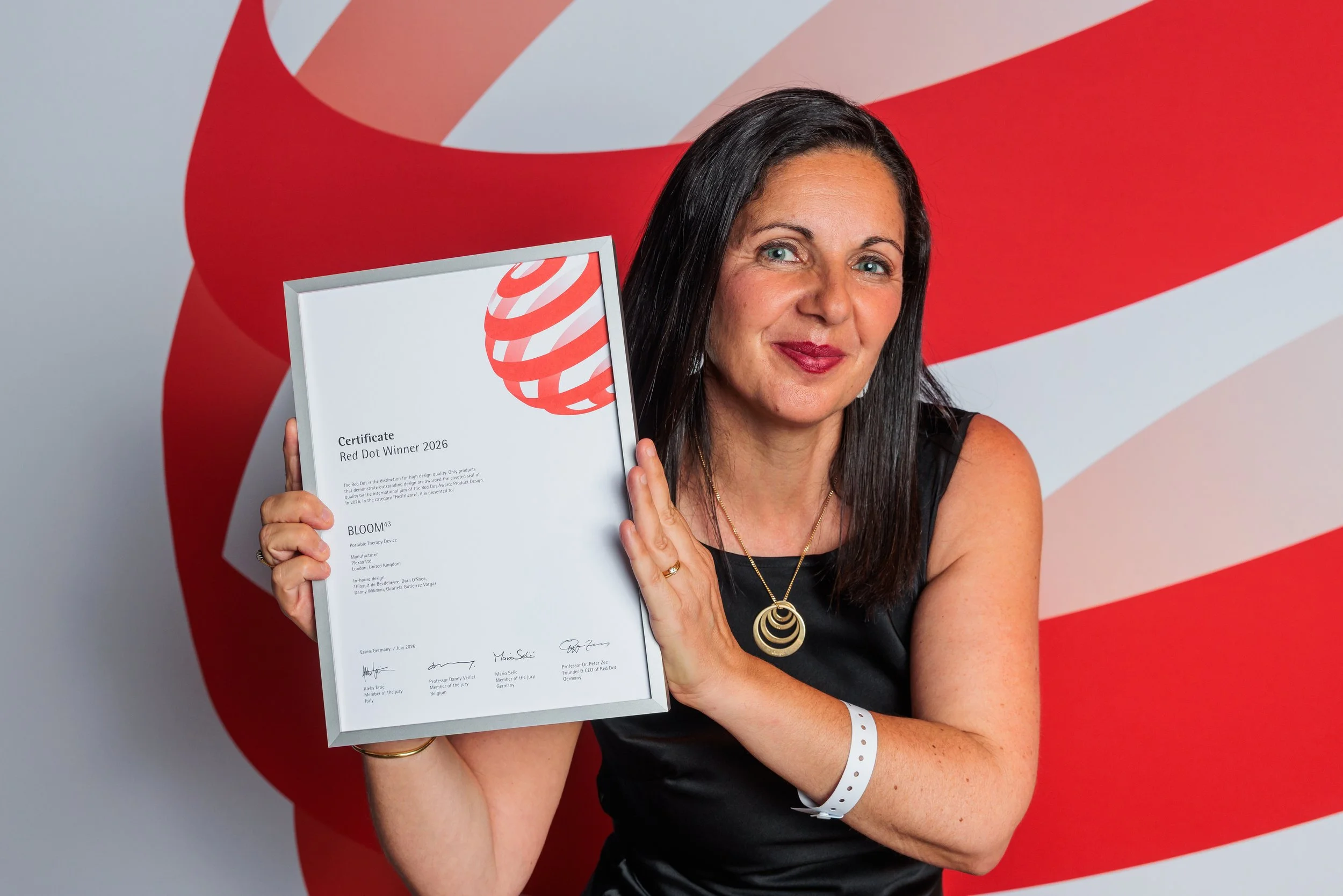 Gaele Lalahy, COO of BLOOM⁴³, holding the Red Dot Award