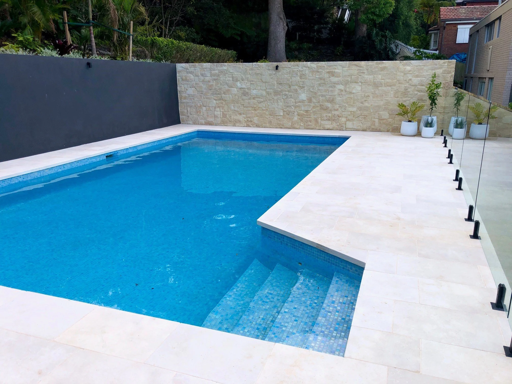 Miliani-Tumbled-_-Sandblasted-Limestone-POOL-1-BANNER-IMAGE.jpg