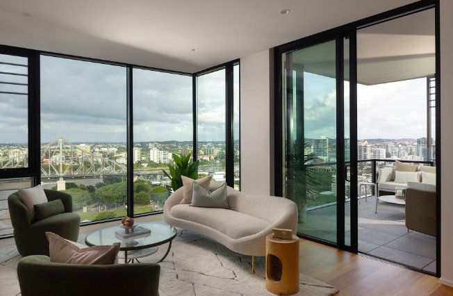 443 Queen St 2 bedroom sitting.jpg