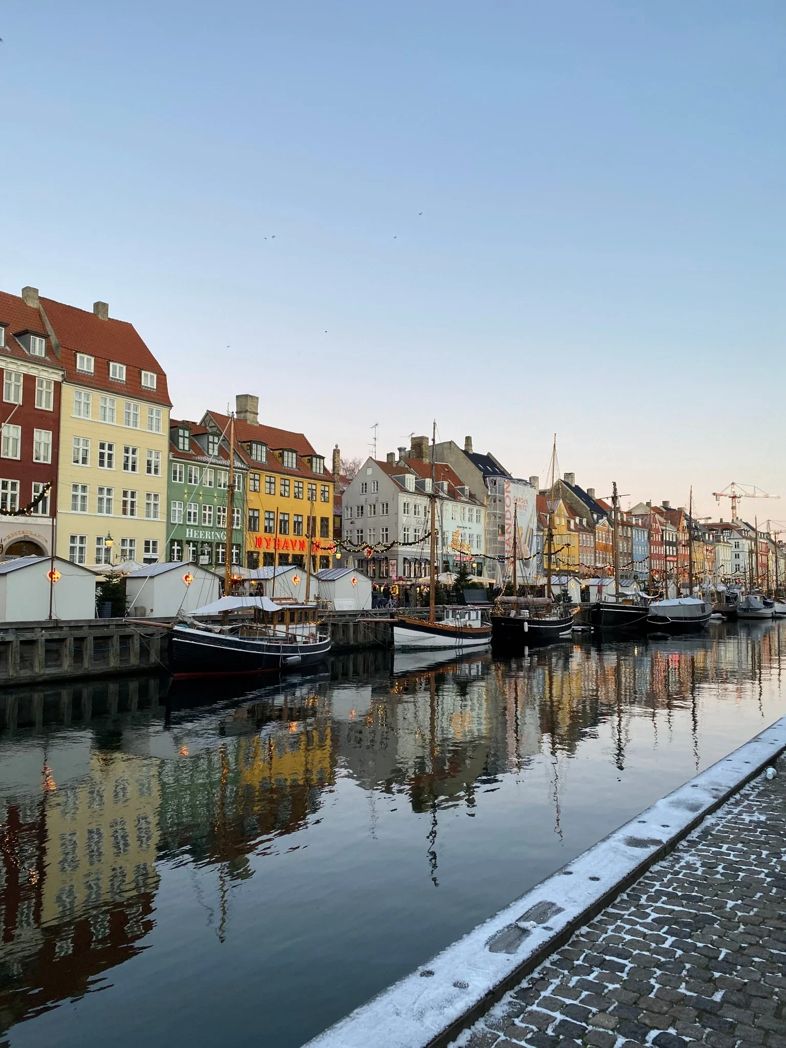 The iconic colorful houses of Nyhavn canal, an essential stop for a cultural walk in Copenhagen.