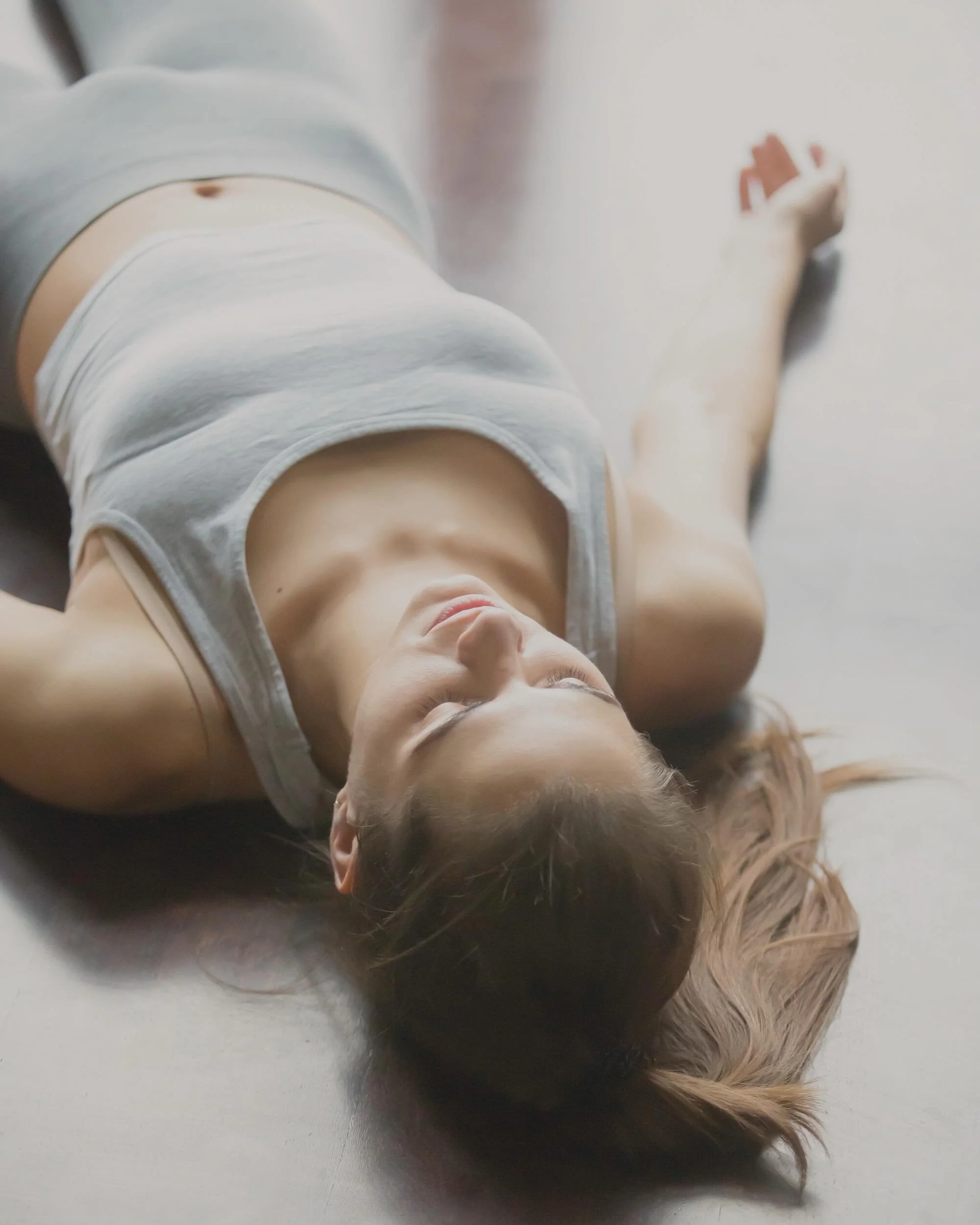 Yoga Nidra - NY klasse i KomYOUnity✨

Her skal du ikke pr&aelig;stere - det er en hvile du fortjener. 
L&aelig;g din ned p&aring; m&aring;tten og lad dig guide - af den beroligende stemme - ikke ned i s&oslash;vn men i den stille tilstand mellem v&ar