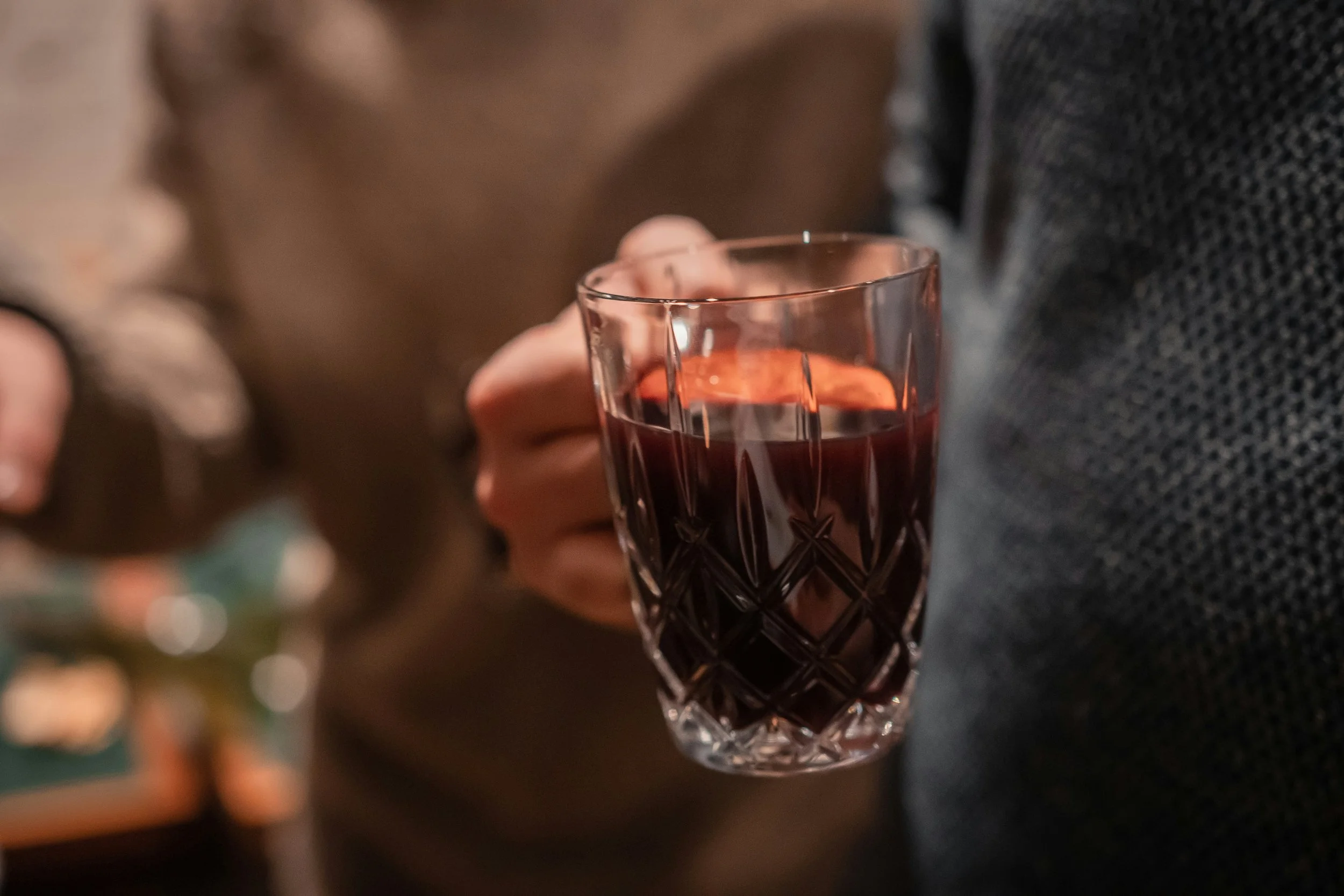 To smilende kvinder med vinglas