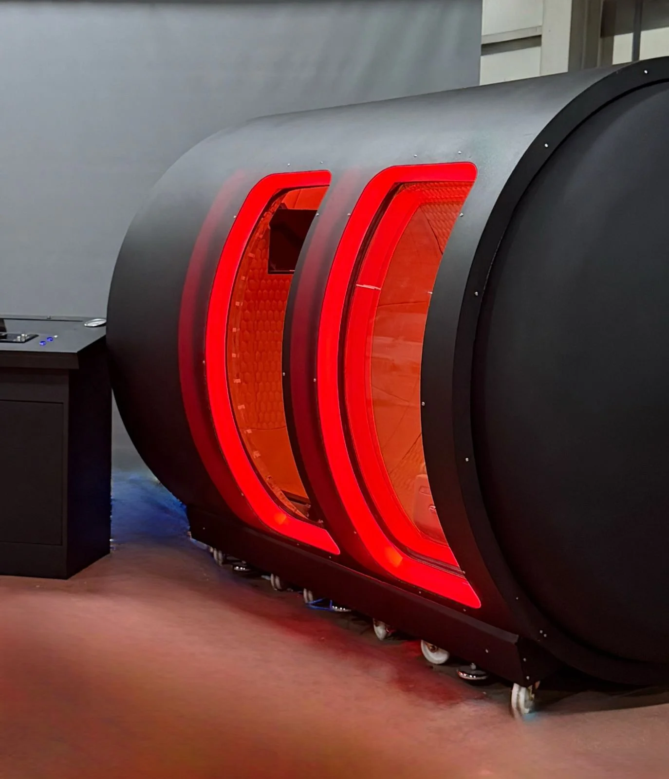 Large black and red oxy-stack hbot chamber from kloodos 