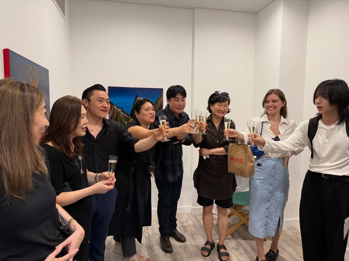 Congratulations @dressvanximo and thank you for coming to Gallery Wave! #fineart #artgallery #koreanartist