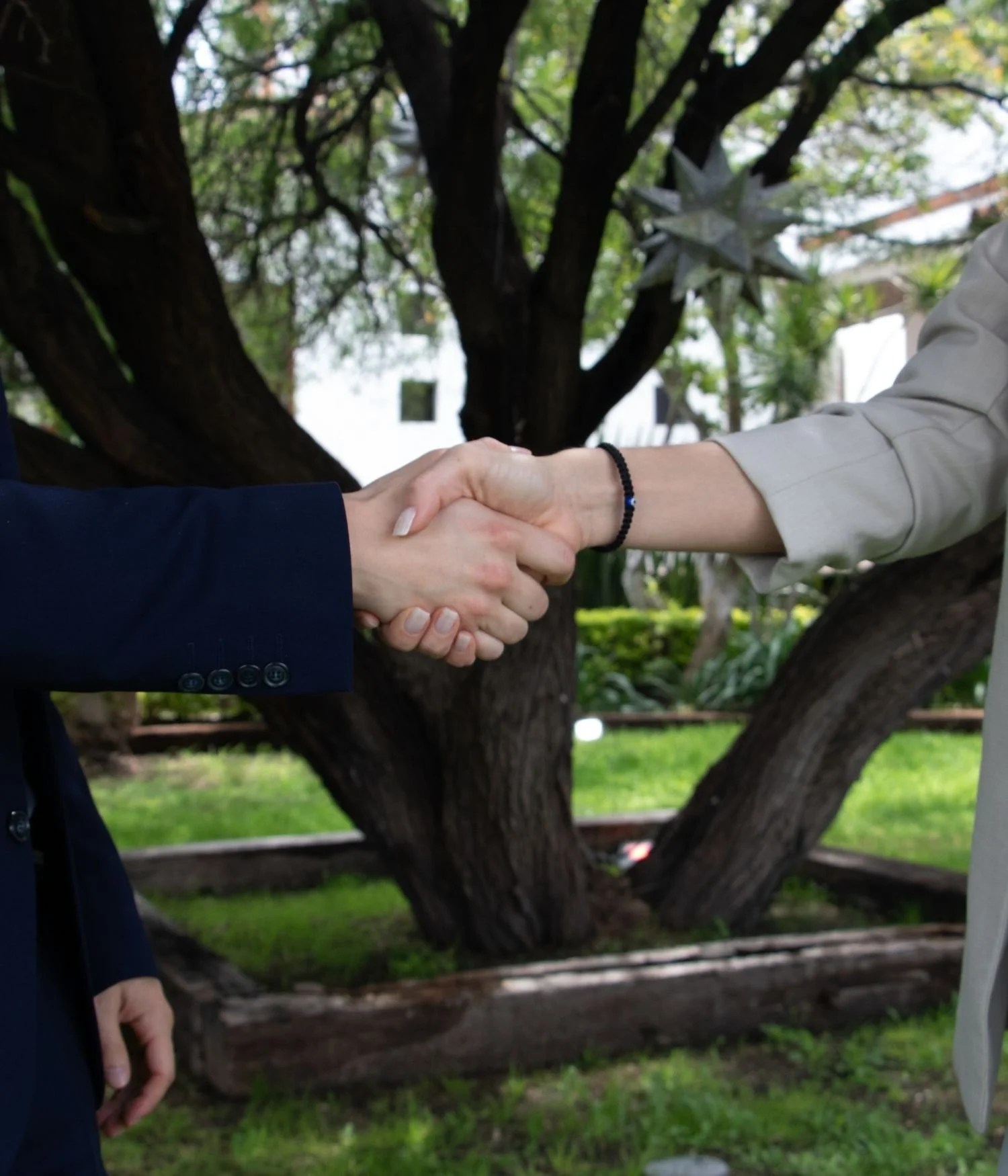 Two professionals shaking hands representing human capital and talent acquisition services in Mexico.