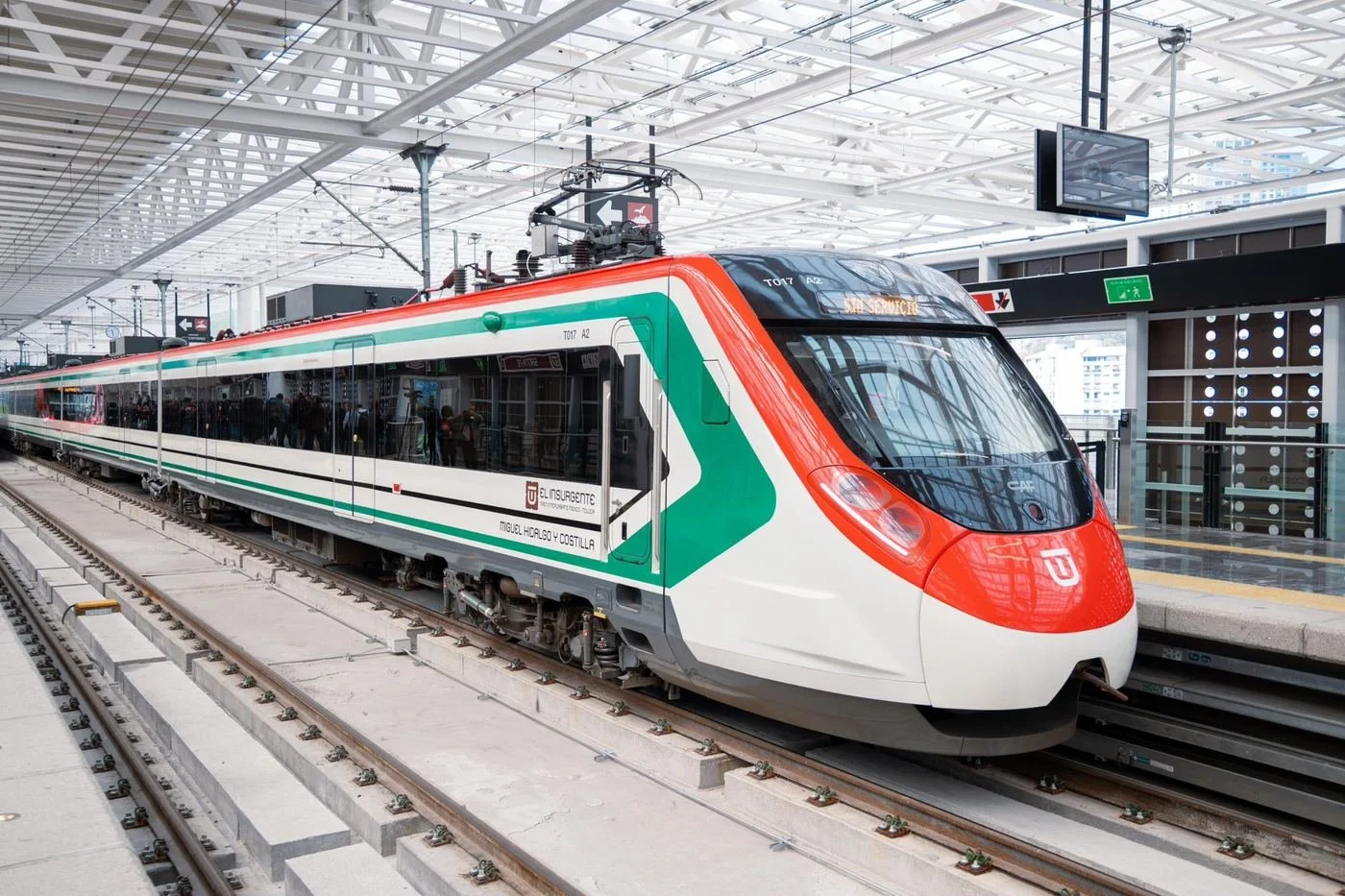 El Insurgente passenger train at a modern elevated station platform in Mexico City