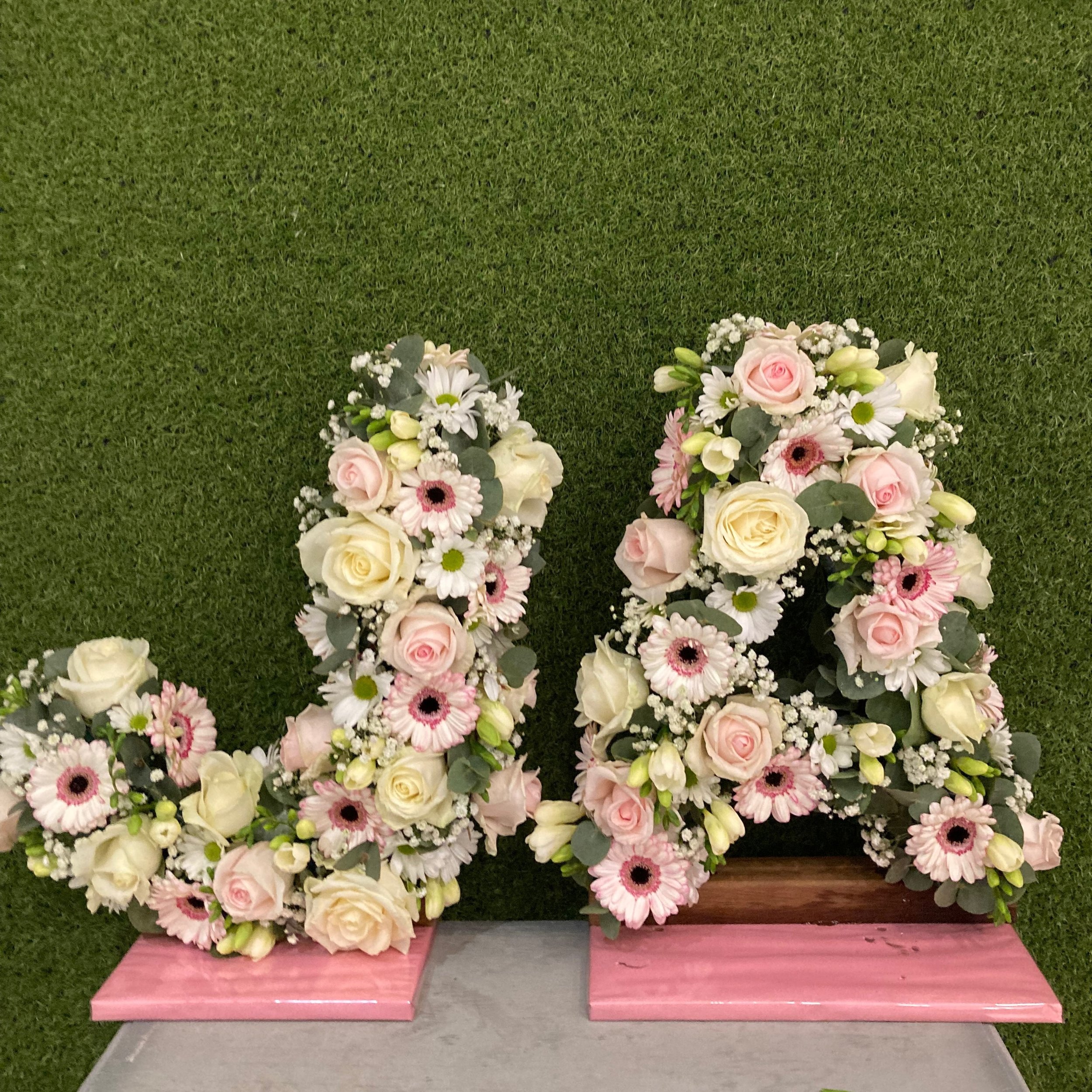 Initiales des mari&eacute;s en fleurs ✨ Vous aimez ? 💐 #fleurs #mariages #amour #initiales #flower