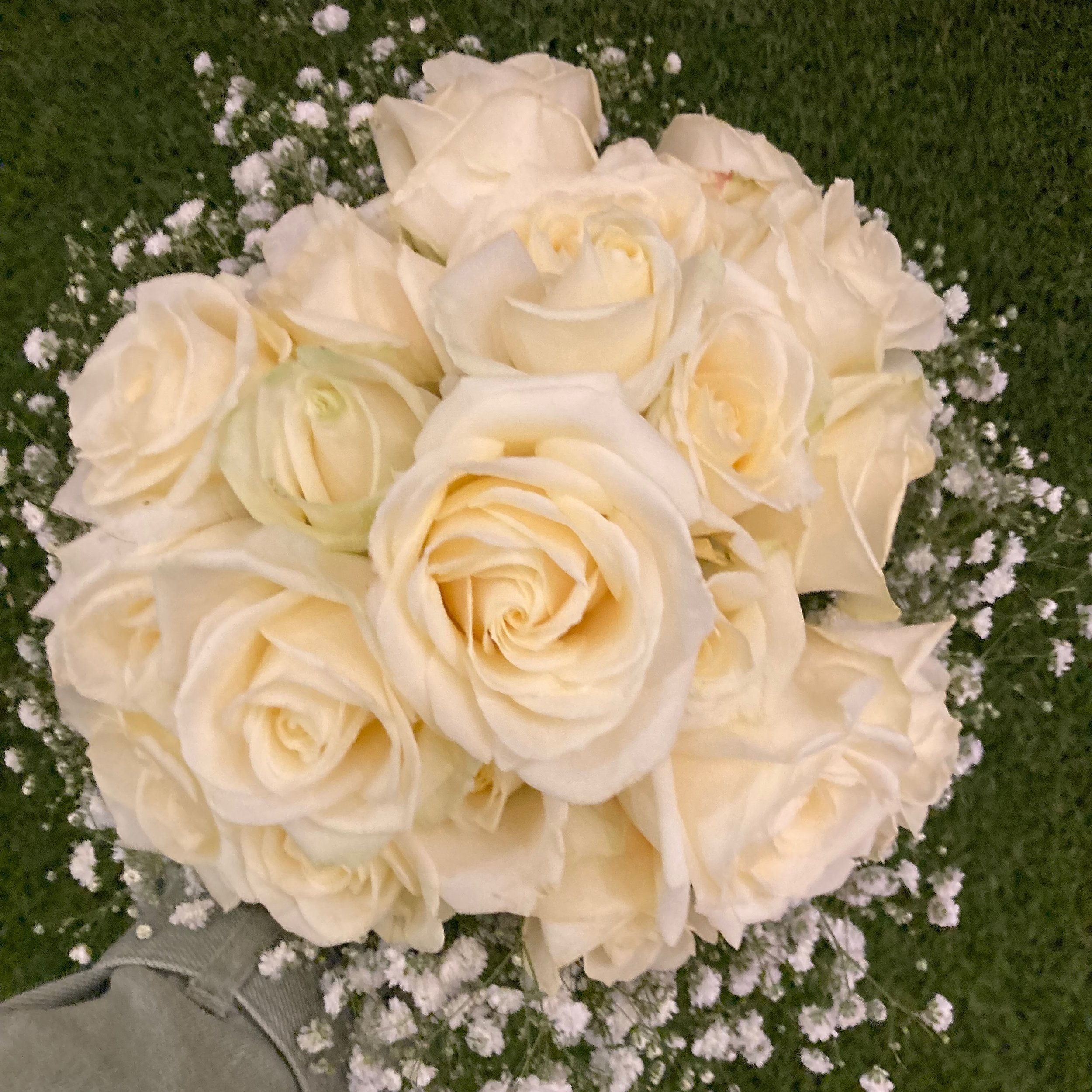 Encore un magnifique bouquet de mariage que nous vous pr&eacute;sentons aujourd&rsquo;hui ✨

#fleurs #mariage #amour #roseblanches #rose