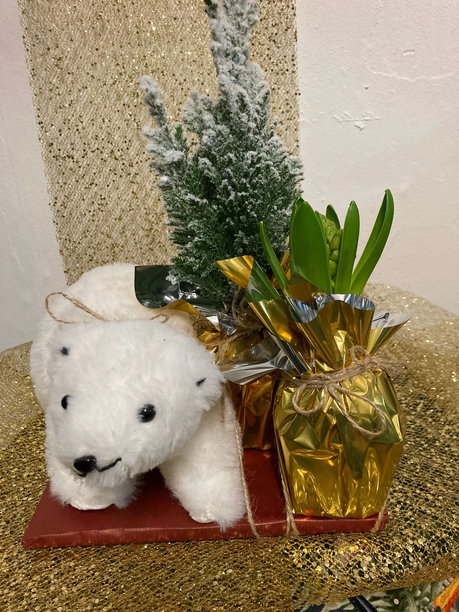 Ourson blanc accompagné de ses deux plantes