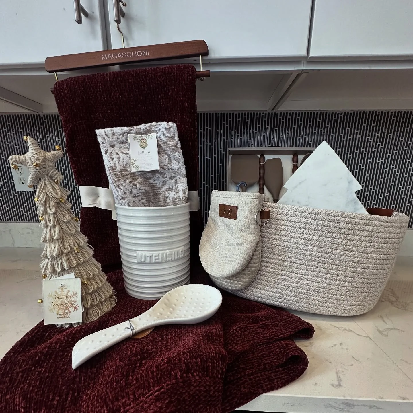 🦃 Win It Wednesday at Pulliam Square! 🦃
We&rsquo;re keeping the holiday spirit going with a Giving Kitchen Basket giveaway &mdash; filled with cozy and festive goodies like a soft blanket, oven mittens, a 4-piece kitchen set, a decorated mini tree,