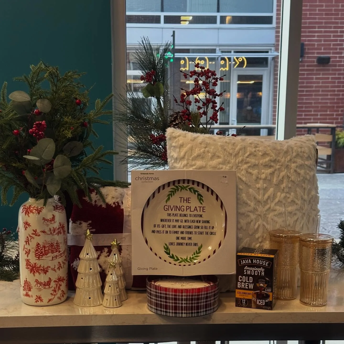 🎁 Win It Wednesday at Pulliam Square! 🎄
We&rsquo;re kicking off the holiday season with a cozy prize bundle you don&rsquo;t want to miss! This month&rsquo;s gifts include:
✨ A scented holiday candle
✨ A seasonal vase
✨ A Java House Cold Brew code +