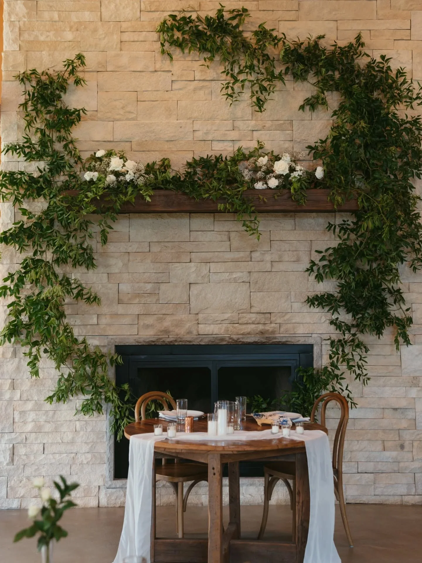 ðŋ Greenery? Always a good idea. Especially when it gets to climb, spill, and totally take over—in the best way. We absolutely loved adding a little wild to the fireplace at @thefarmonmain for Sara and Claude's big day!
ðļ @noahsharonphoto