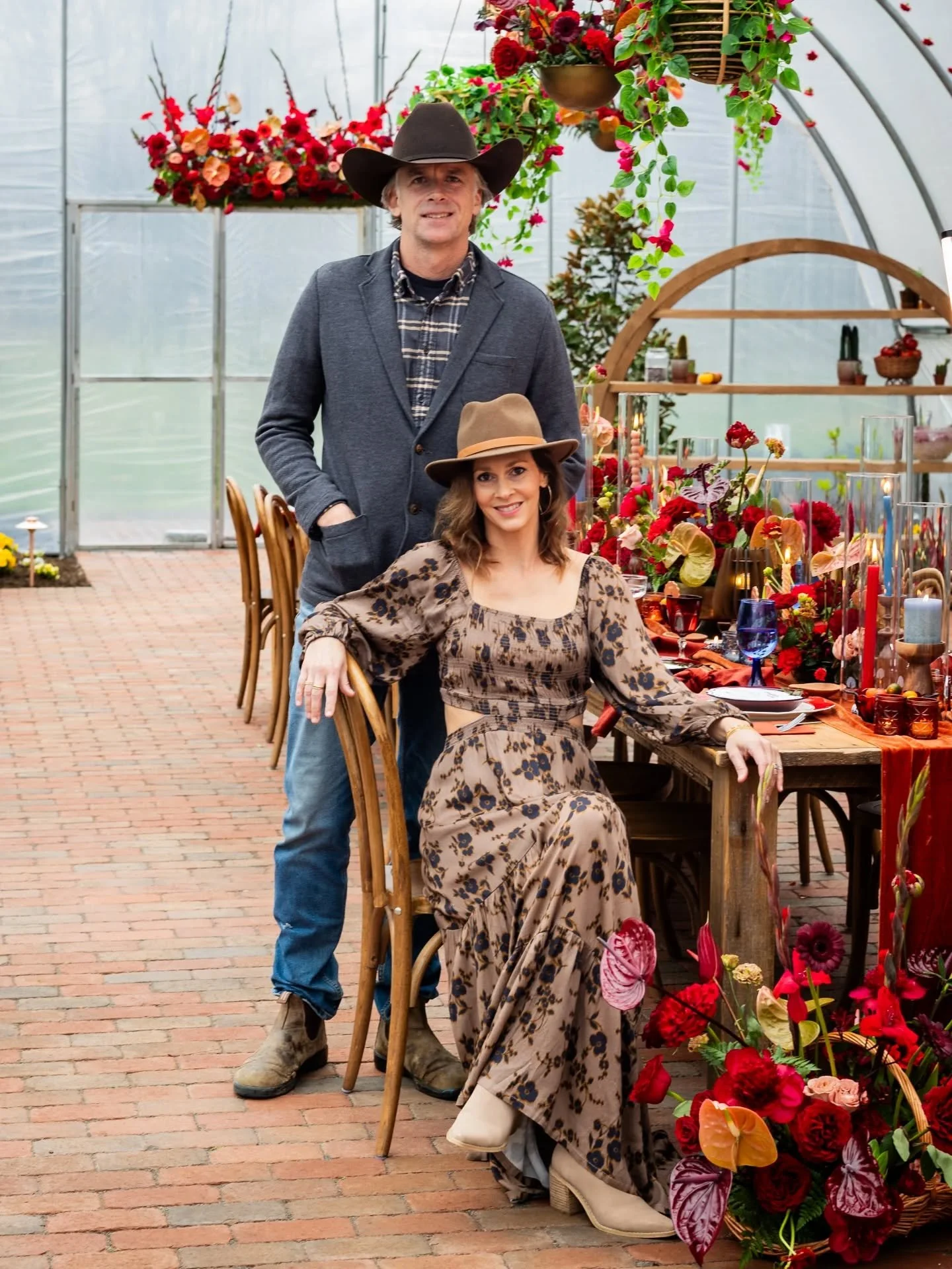 ðĢ Special shout-out to Jessica and Tom Scangarello (the powercouple owners of Wildflower Florals!). Here they are giving serious cover photo energy during our styled shoot at their venue @thefarmonmain last winter.