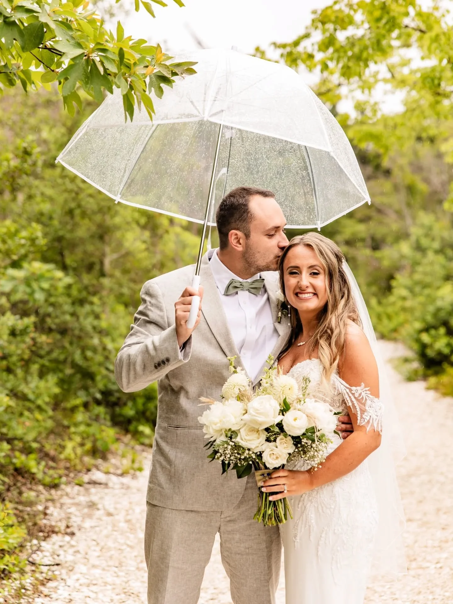 ð§ïļ Rain on your wedding day? We call that a plot twist, not a problem. Tori and John embraced every drop (and so did their flowers!).
ðļ Photographer | @crystalmarie_photographynj