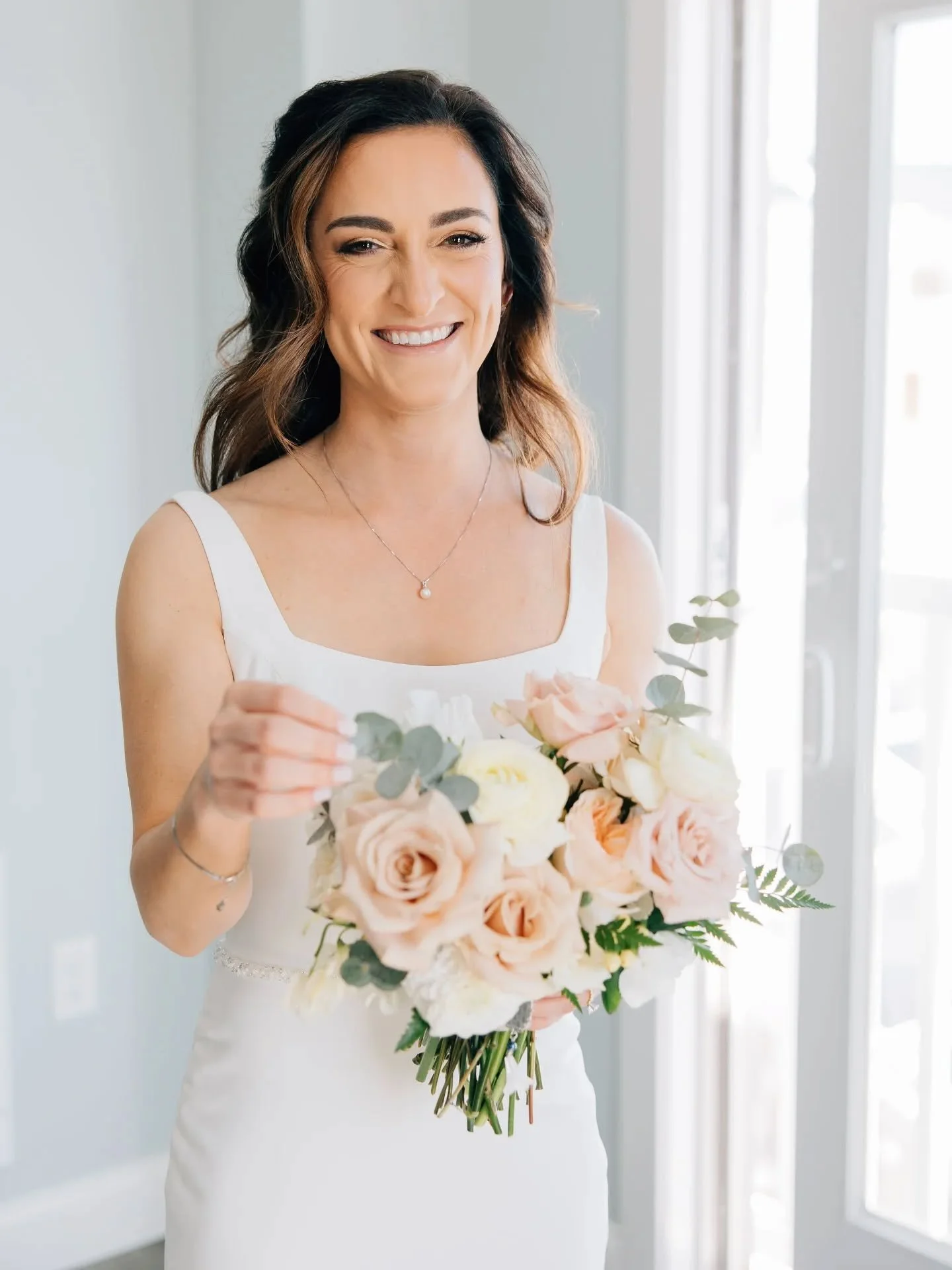 ðū Prosseco then petals, bubbly then bouquet; however you say it, one thing’s for sure: Alexandra started her wedding morning the best way possible.
ðļ Photographer | @amandabonneauphotography
ð Glam | @lavishlbi
ðĐ&n