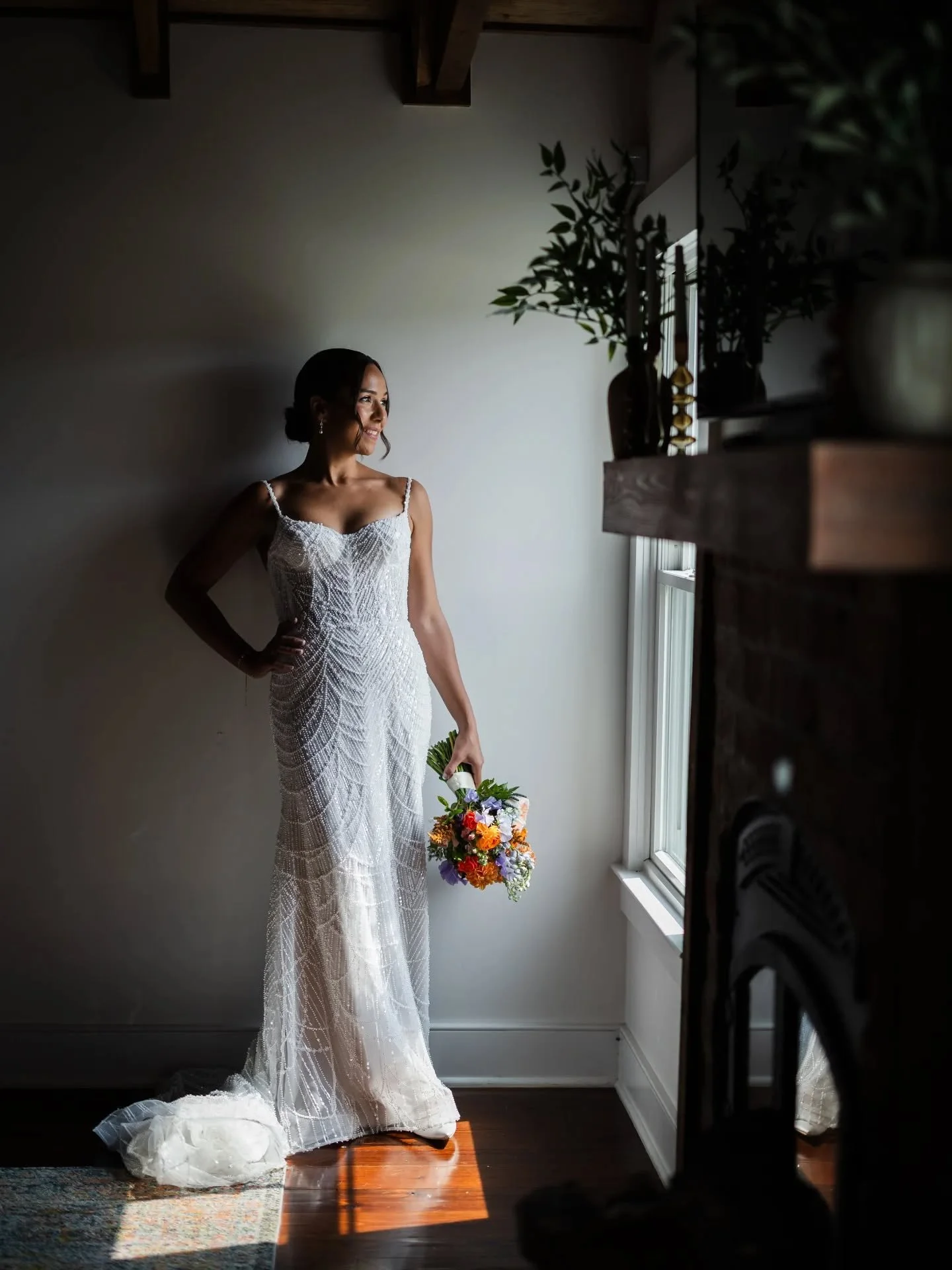 ðĻ Mood = nailed. @alissa_ot understood the assignment and then some. Florals did their thing, bride looked radiant, light hit just right.
ðļ Photographer | @anncoenstudio
ð Hair/Makeup | @earthtonesartistry
ð Venue | @thefarmo