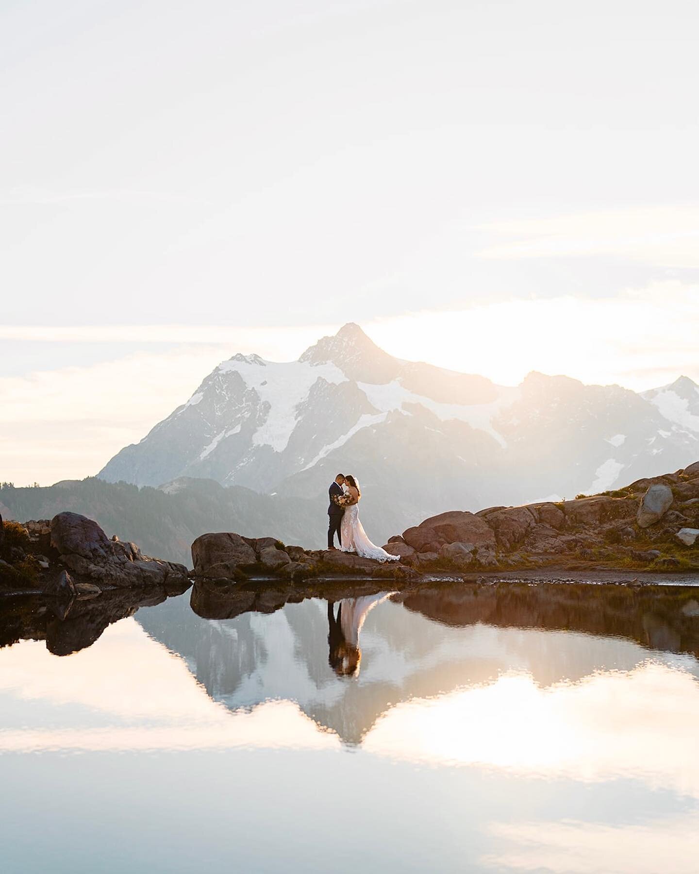 Exploring the mountains from sunrise to sunset, soaking in every incredible view and every drop of gorgeous light. That&rsquo;s a 10/10 way to spend your elopement day. 🙌
.
.
.
#mountrainiernationalpark #mountrainier #mtrainierelopement #mtrainier #