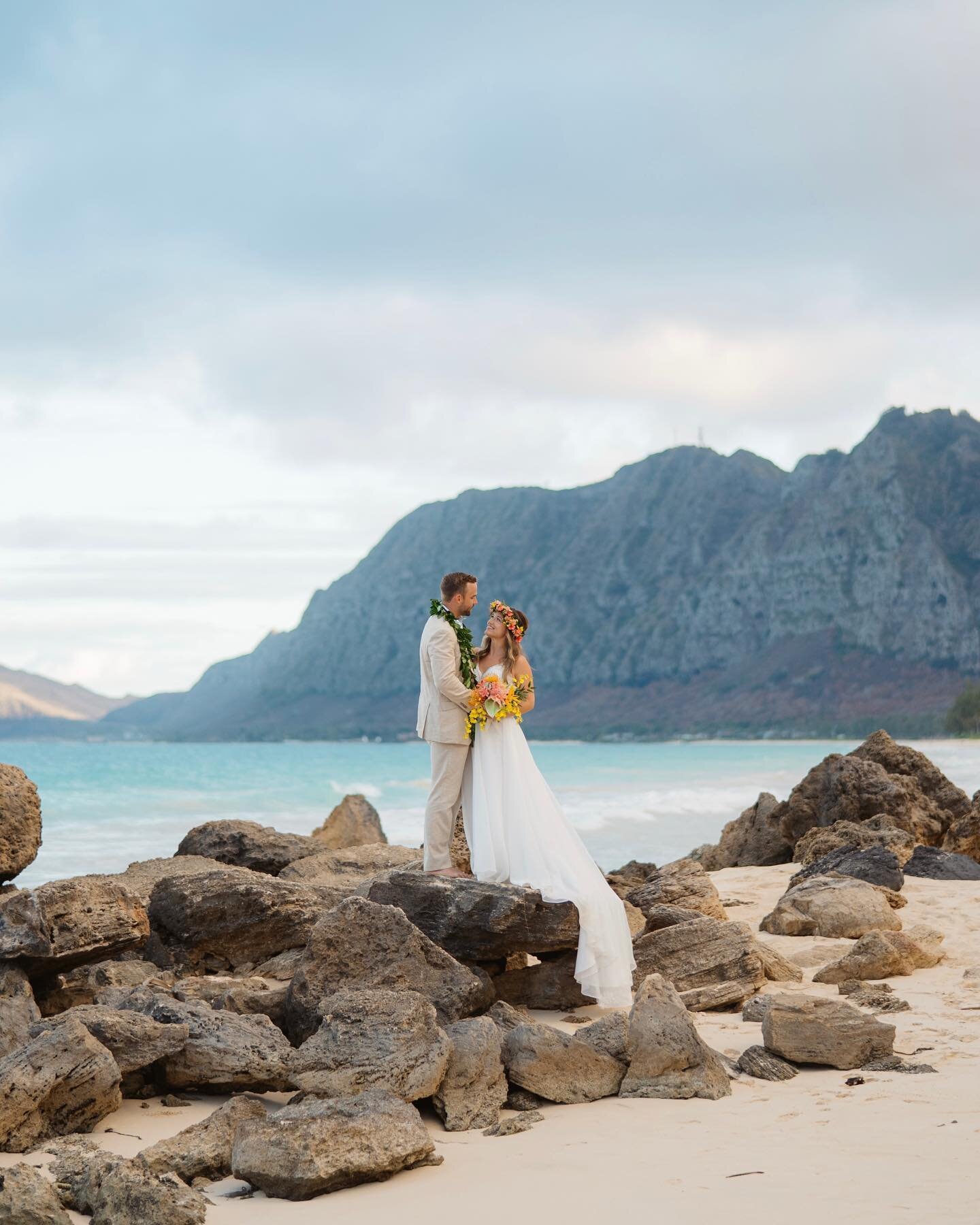 I highly recommend a quick sprint down the beach to cap off your wedding day. 💛