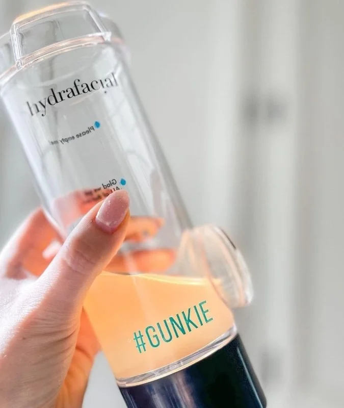 Kaikki paljastuu Gunkiessa!

Hydrafacial tekee n&auml;kyv&auml;ksi sen, mit&auml; ihoon on kertynyt.
Kuorinta, puhdistus ja kirkastus yhdell&auml; laitteella.

💧 N&auml;et tuloksen heti
💧 Tunnet eron heti
💧 Gunkie ei valehtele

Varaa aika Hydrafac