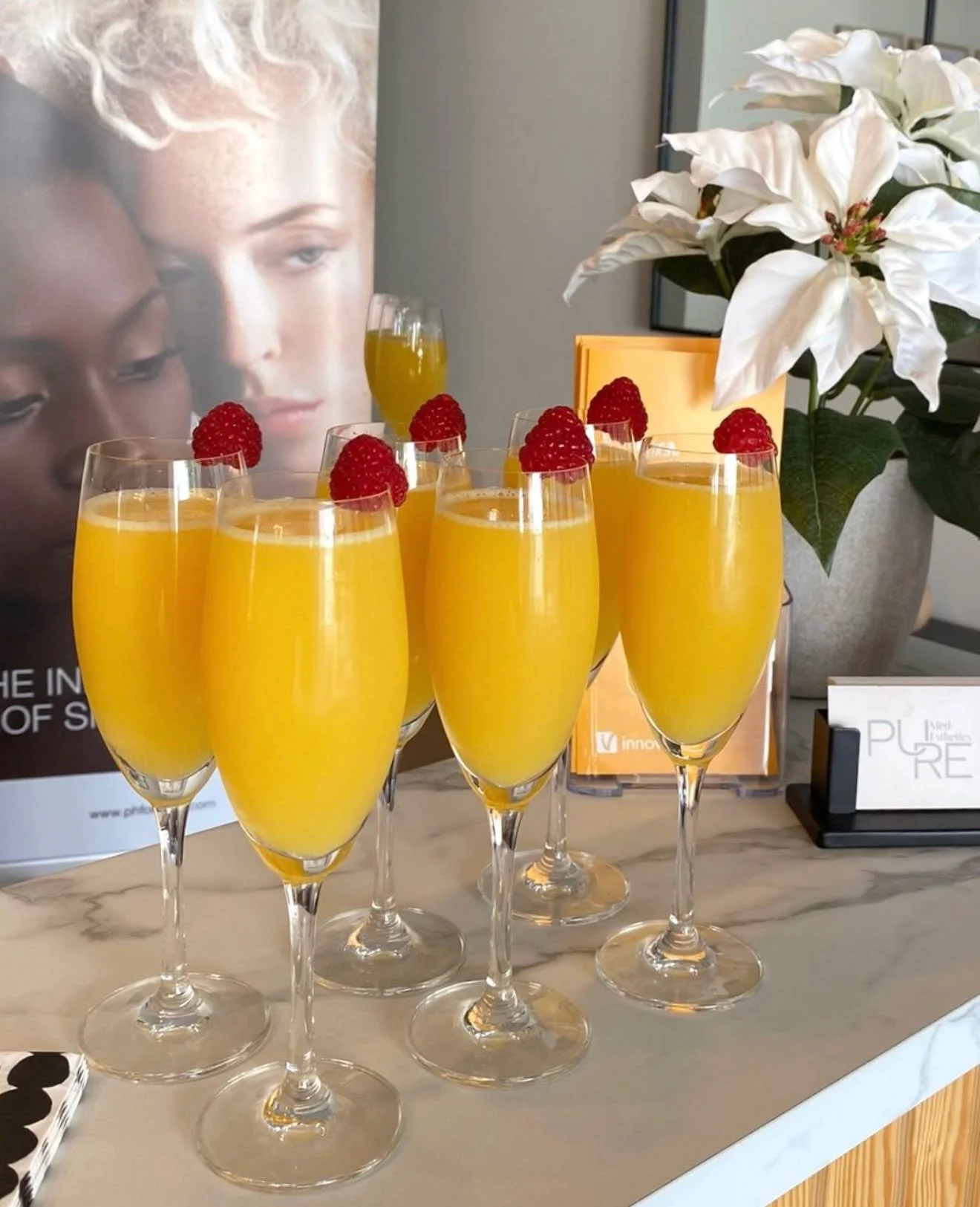 Milt&auml; kuulostaisi hemmotteleva botox-brunssi yst&auml;v&auml;porukan tai ty&ouml;porukan kesken?

Meill&auml; Pure Med Estheticsiss&auml; voit nyt varata oman yksityisen kauneudenhoitop&auml;iv&auml;n, jolloin hoitolamme on avoinna vain teit&aum