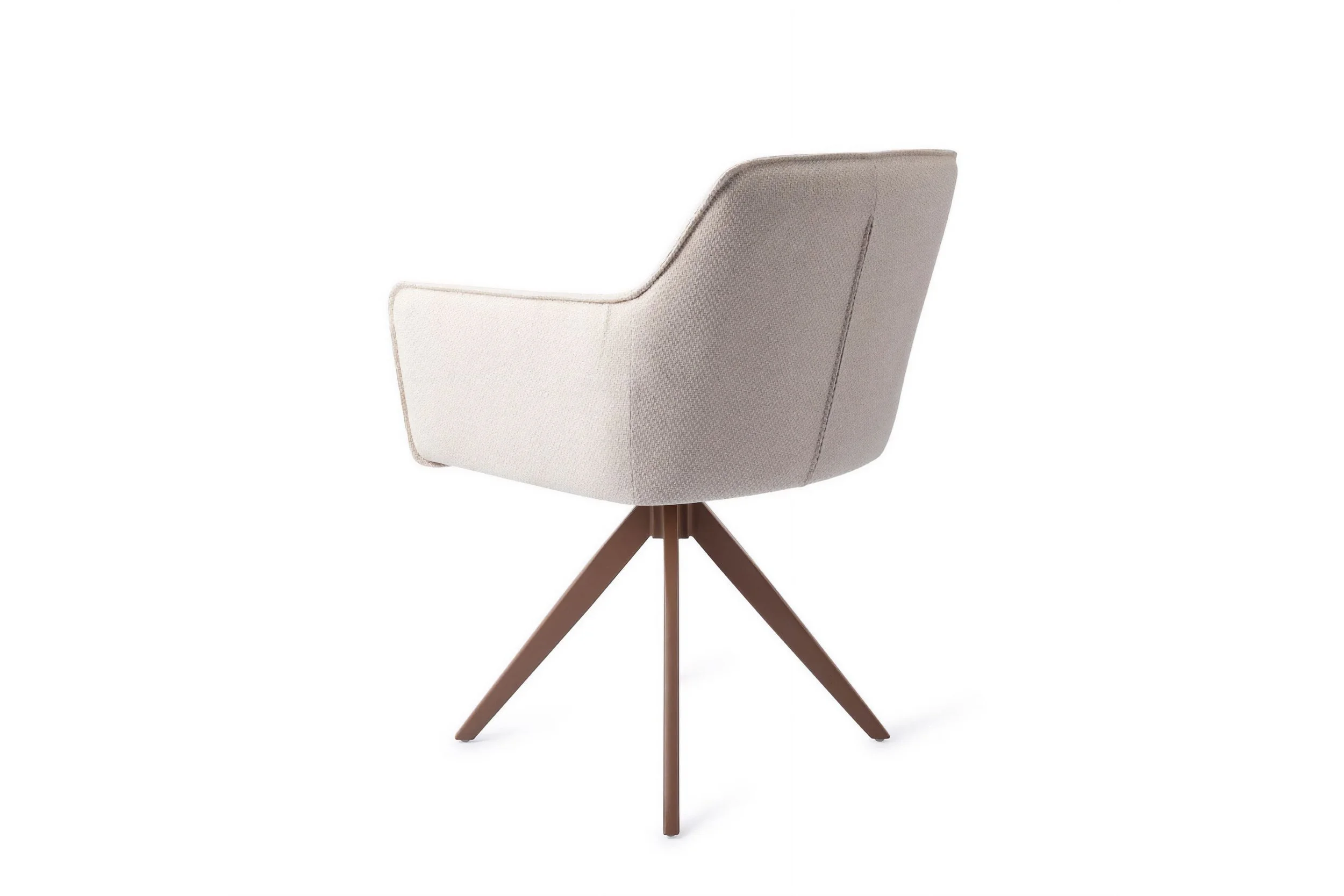 Een moderne bureaustoel met een beige bekleding en houten poten, tegen een witte achtergrond.