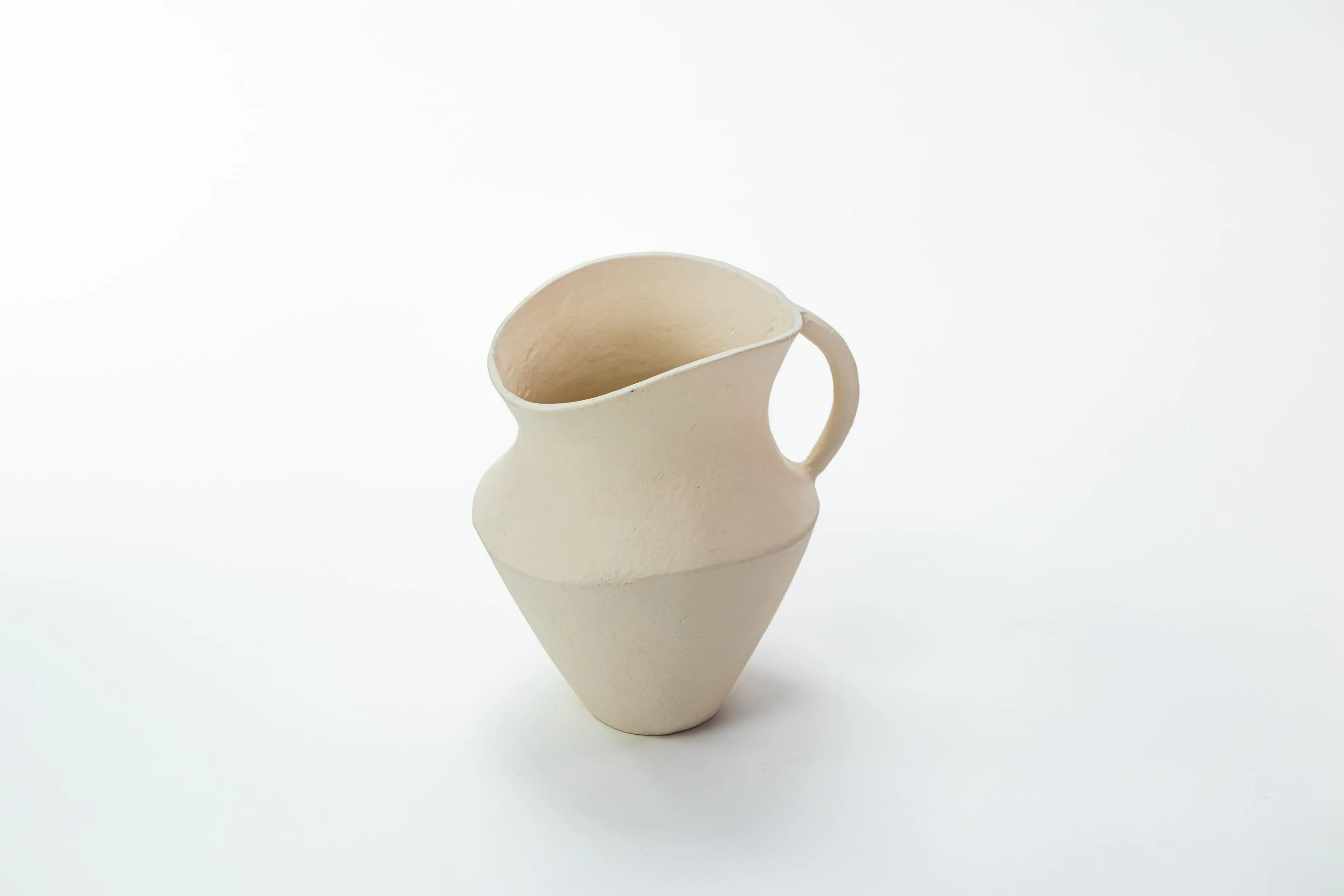 Witte keramische vaas met een kleine handgreep, geplaatst op een witte achtergrond.