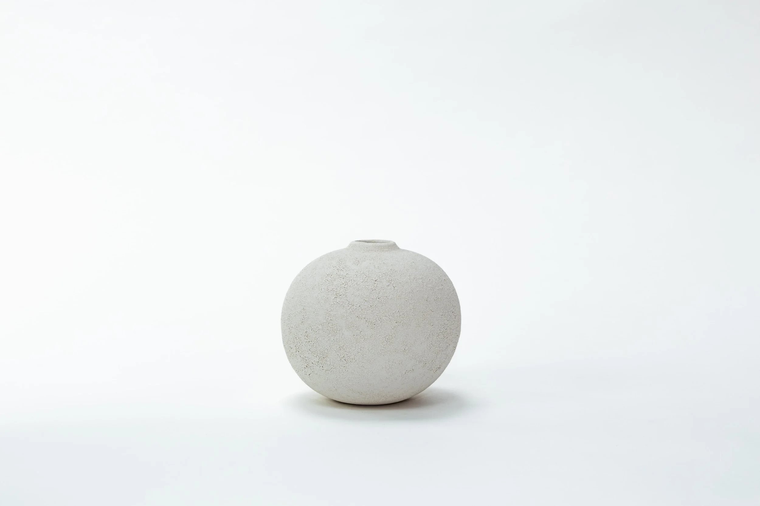 Witte keramische vaas op witte achtergrond.