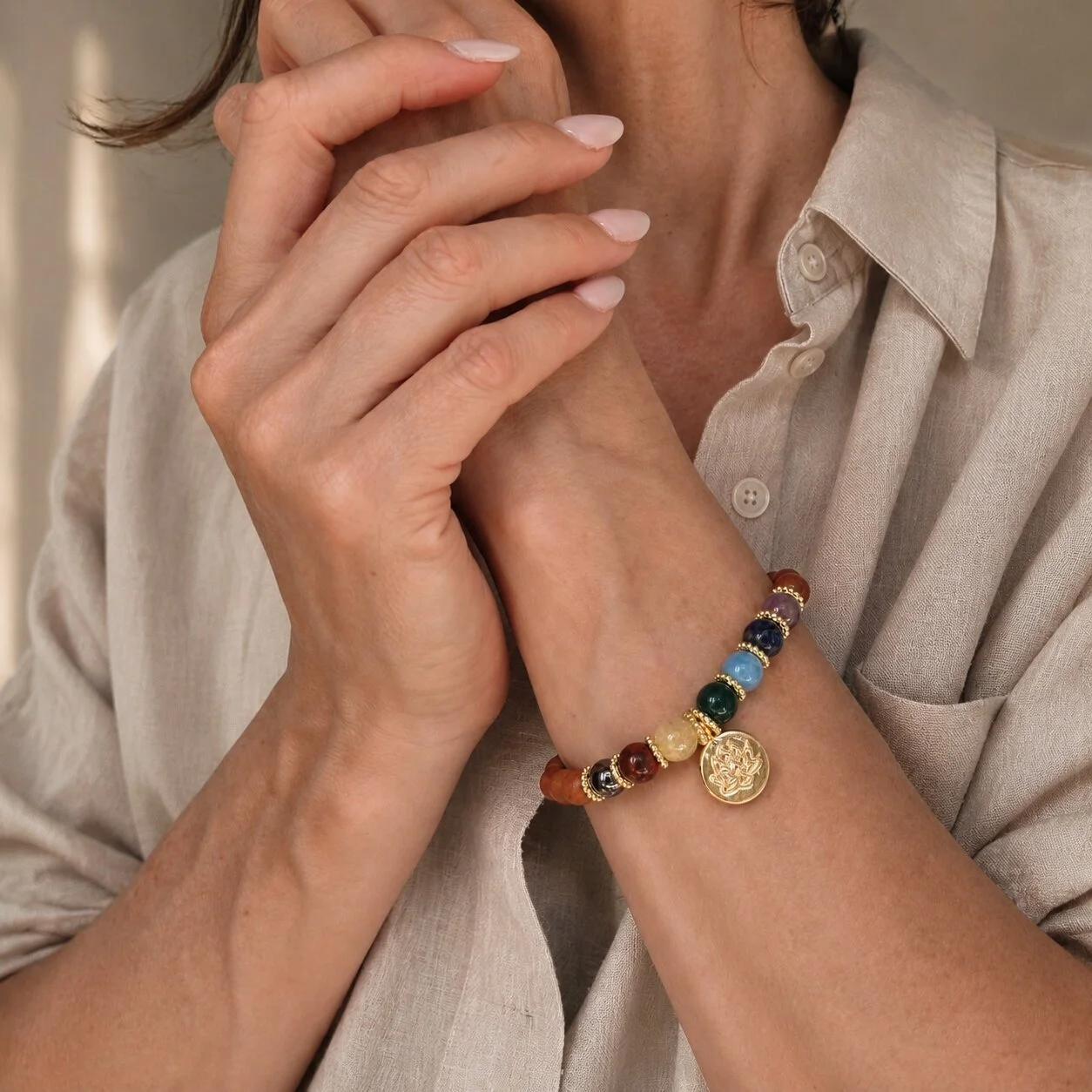 Nahaufnahme der 8 mm Sandelholz- und Edelsteinperlen des Flow Armbands – natürliche Textur