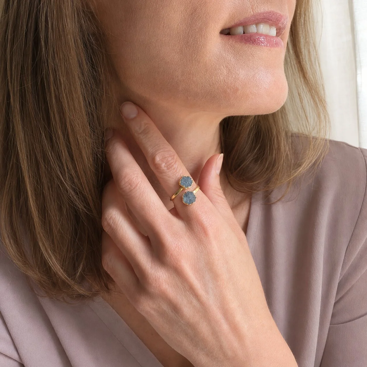 Vergoldeter Elysia Ring mit Saphir 7 mm auf neutralem Hintergrund