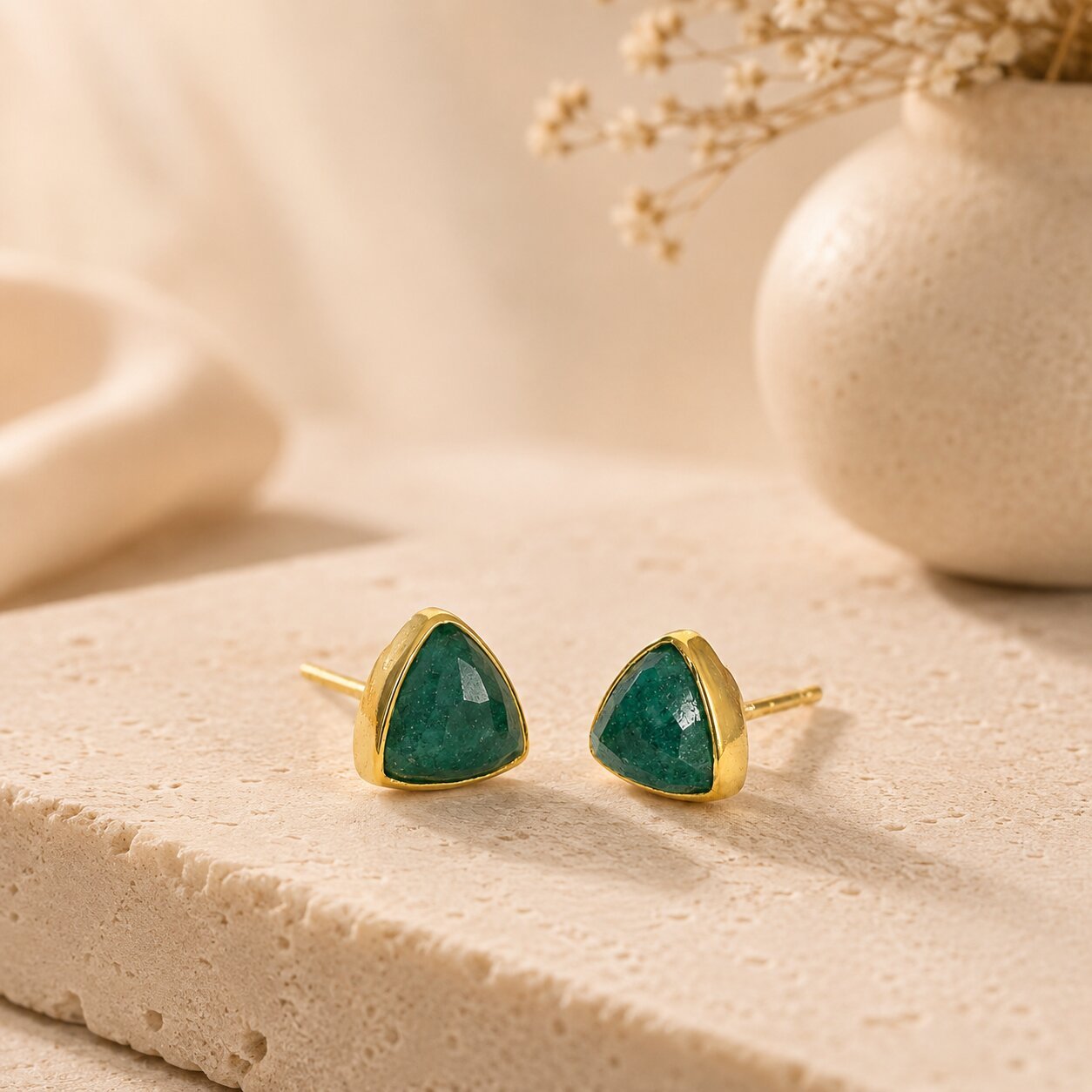 Grüne Smaragd Edelstein Ohrringe auf Natursteinplatte als hochwertiger Damenschmuck  6.