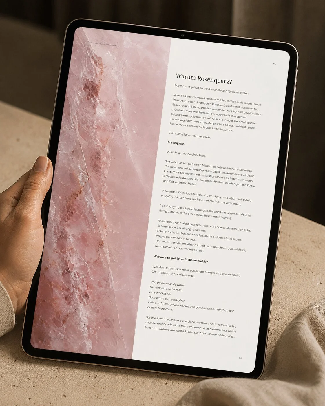 Editorial-Nahaufnahme des nelGlow Herz-Guides auf einem Tablet mit der Seite „Warum Rosenquarz?“ und Mineralfotografie.