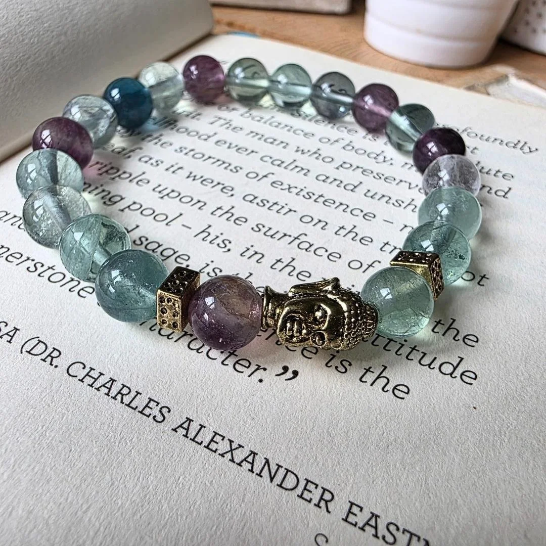 Fluorit Armband am Handgelenk im Layering gestylt – Klarheit & Fokus im Alltag