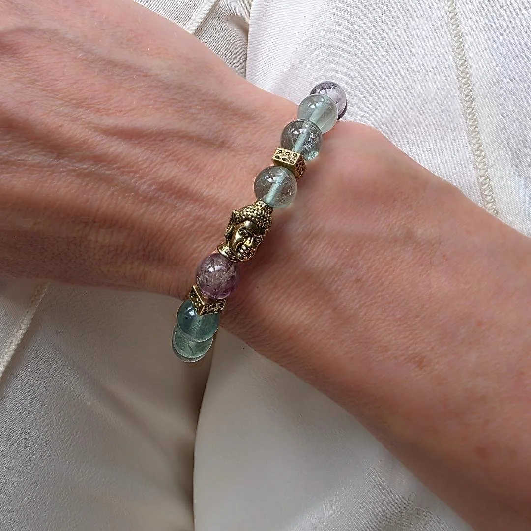 Detail Buddha-Kopf im antik-goldenen Look am Fluorit Armband – edles Finish