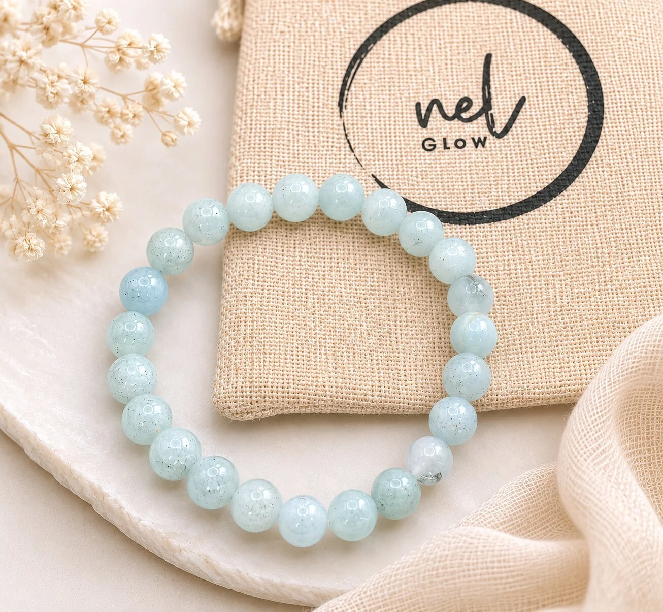 Nahaufnahme der blauen Aquamarin Perlen Armband Thalassa