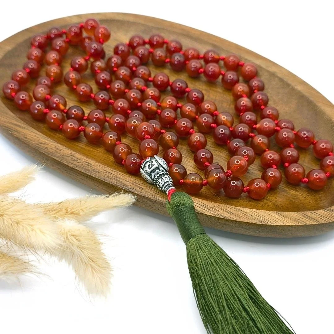 Flatlay: Karneol Mala „Flare“ neben Tagebuch & Räucherwerk