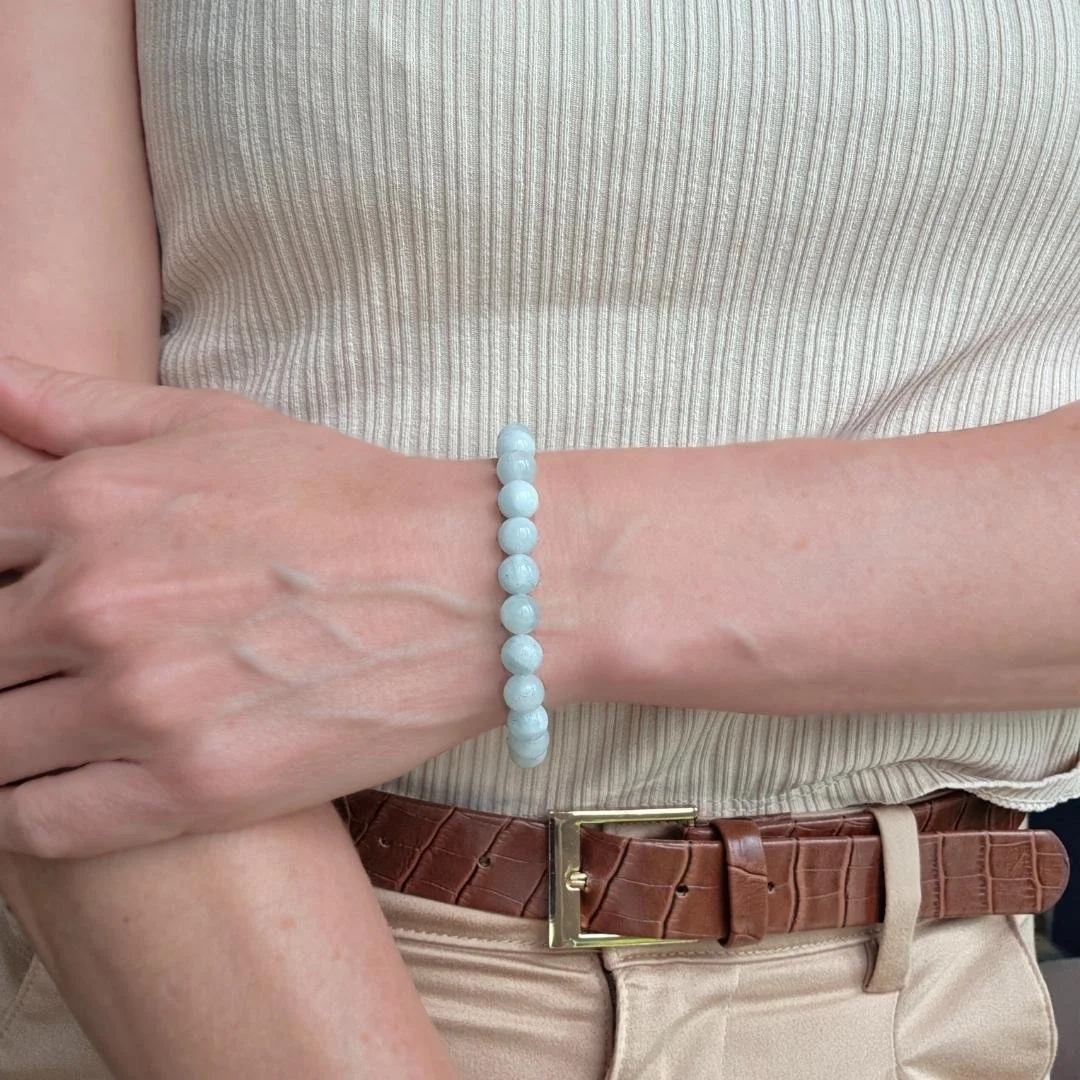 Nahaufnahme der blauen Aquamarin Perlen Armband Thalassa