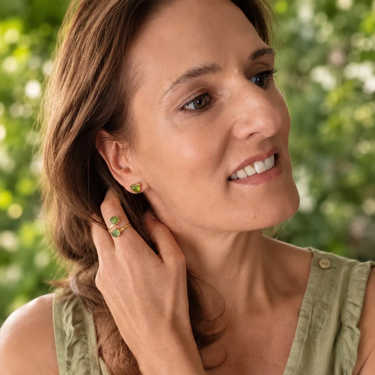 Nahaufnahme eines Models mit Peridot Geburtsstein Ohrringen für August