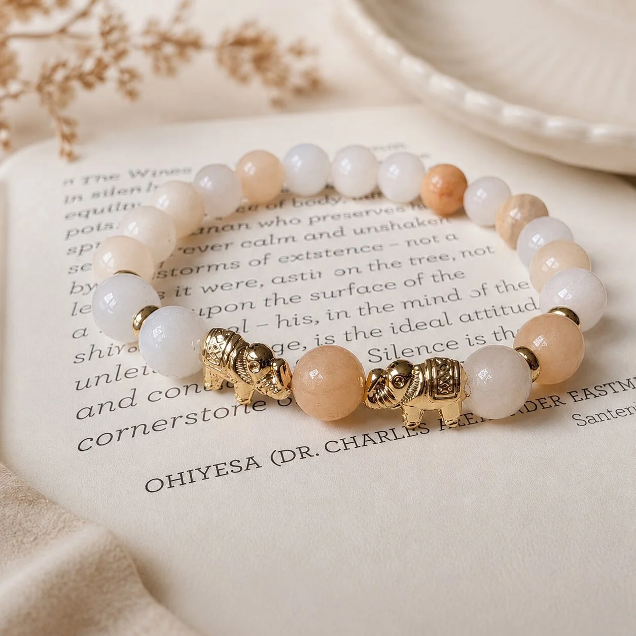 Elefant-Anhänger 18k vergoldet am Rosa-Aventurin Armband – Nahaufnahme
