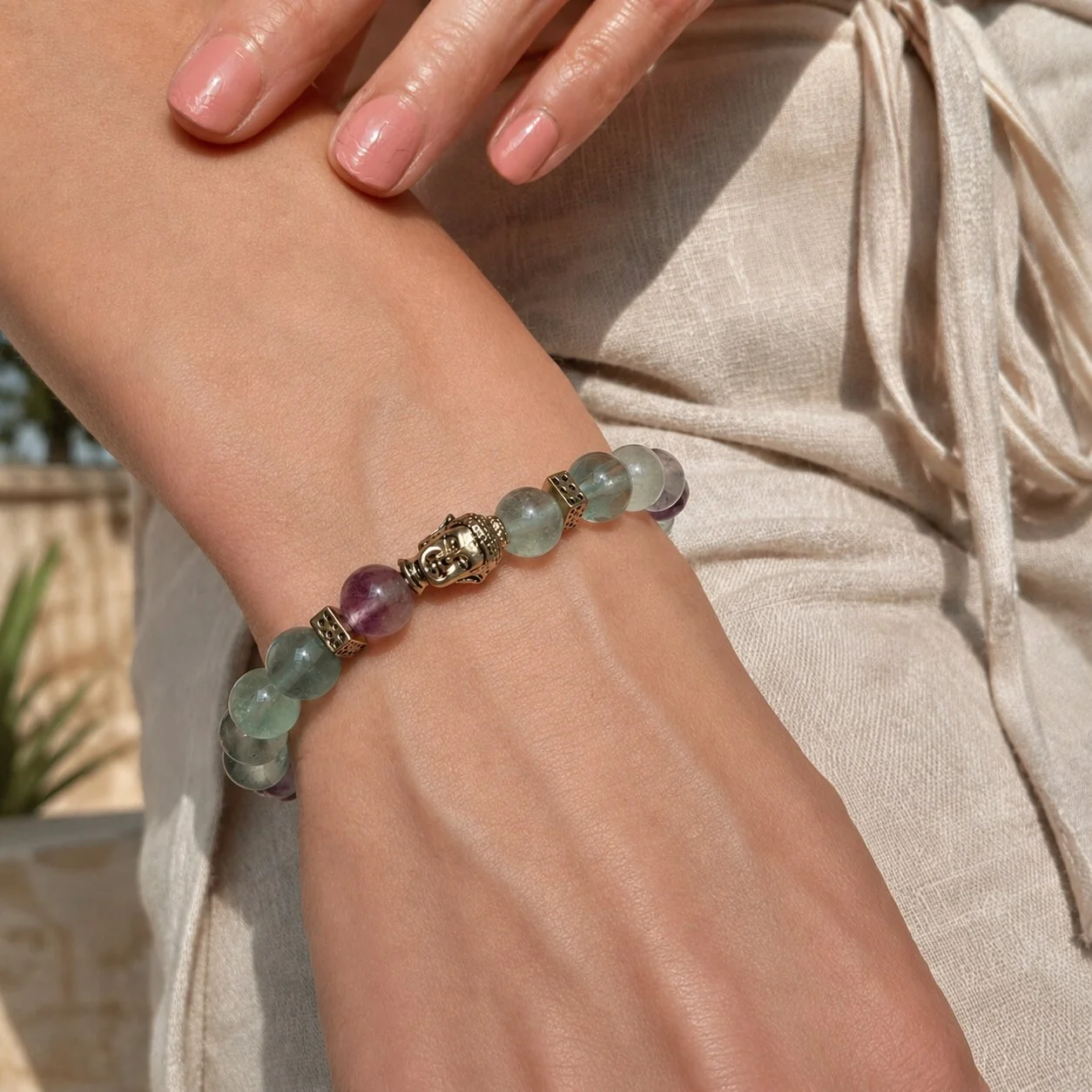 Detail Buddha-Kopf im antik-goldenen Look am Fluorit Armband – edles Finish