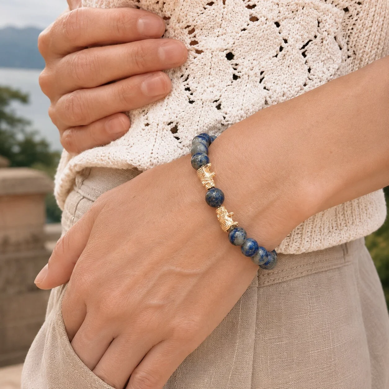 Nahaufnahme Gold-Elefant-Charm am Lapislazuli Armband Celeste