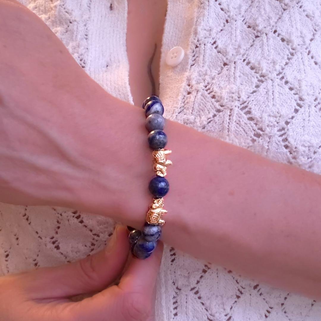 Detailansicht: tiefblaues Lapis Lazuli Perlenarmband Celeste auf hellem Hintergrund