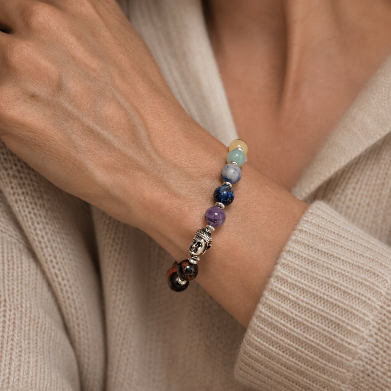 Detailaufnahme der Buddha-Perle und des Lapislazuli im Rise Armband
