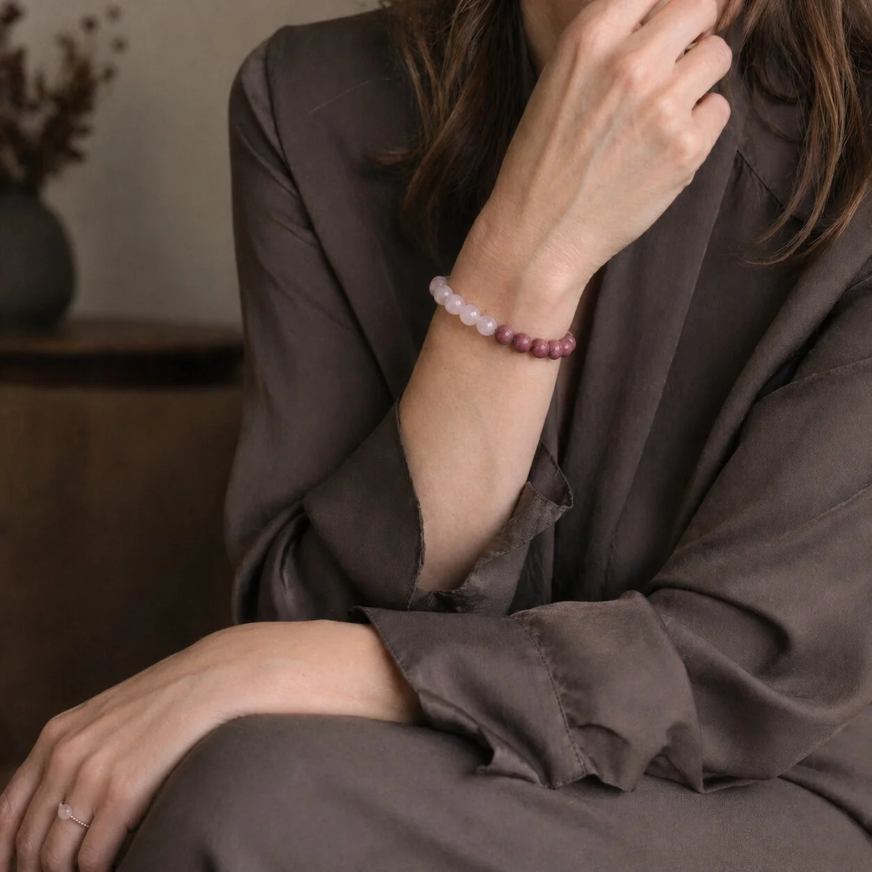Das Rosenquarz Armband 'Grace' vereint die beruhigenden Energien von Rosenquarz und Rhodonit