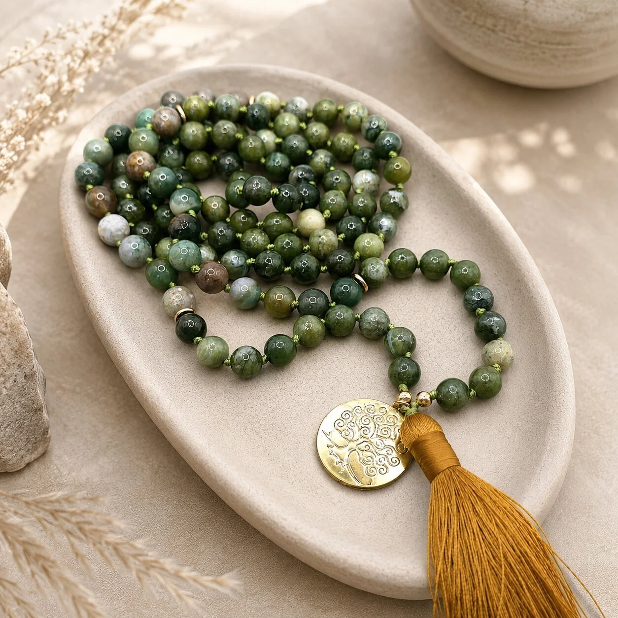 Getragen: Mala Heaven aus grüner Jade im Layering mit feinen Ketten