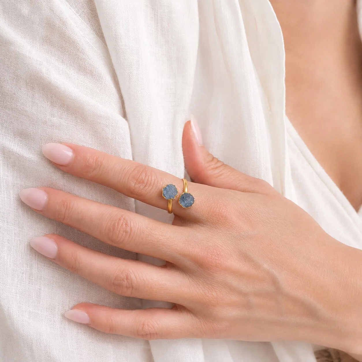 Detailaufnahme Geburtsstein Ring September Saphir edel